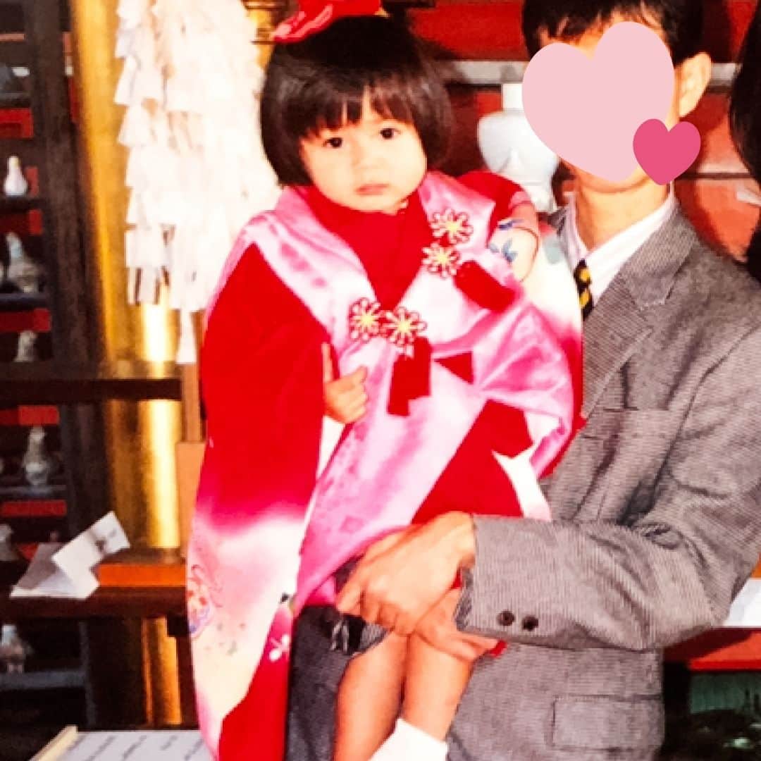 KSBアナウンサーさんのインスタグラム写真 - (KSBアナウンサーInstagram)「🎤 こんばんは！瀧川奈津希です。  七五三の季節ですね🍁  私の七五三の思い出は…千歳飴はもちろん、たくさんのお菓子を神社でいただいてすごく嬉しかったことです。１枚目の写真も、よく見るとぎゅっとおやつを両手に握っています。笑  最近、あちこちで七五三の装いかな？と思われる子を見かけてはとってもほっこりしています。岡山・香川の子どもたちのすこやかな成長を私も心の中で願っています( ˘˘)♡  【今月のテーマ　#七五三】 #千歳飴 #お菓子 #おやつ #晴れ着 #着物 #思い出 #写真  #5ch #KSB瀬戸内海放送 #岡山 #香川 #okayama #kagawa #瀧川奈津希 #アナウンサー #女性アナウンサー #テレビ局」11月8日 18時04分 - ksb_announcer