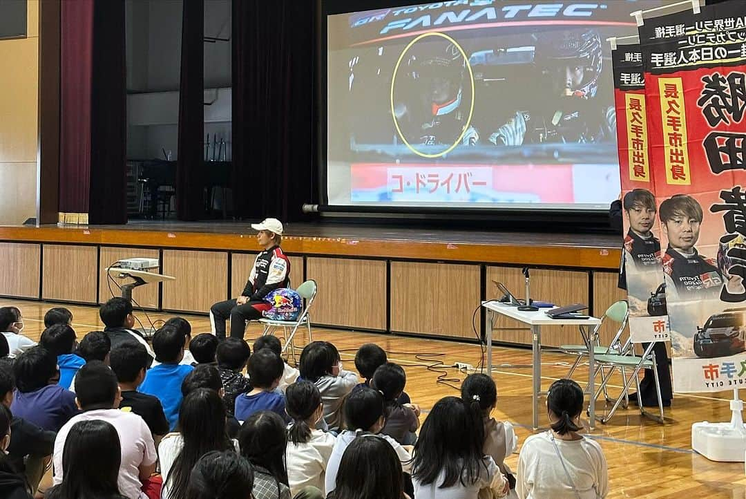 勝田貴元さんのインスタグラム写真 - (勝田貴元Instagram)「今年も母校の #長久手市立南小学校 の5年生の生徒さんたちにラリー教室を行いました😊 最後は同乗走行デモラン！ 子供達の笑顔が印象的でした☺️ 皆の声援を胸に、来週の #ラリージャパン は初心を忘れず全力を出し切りたいと思います💪 ありがとう！  #TK18 #長久手市」11月8日 18時05分 - takamotokatsuta