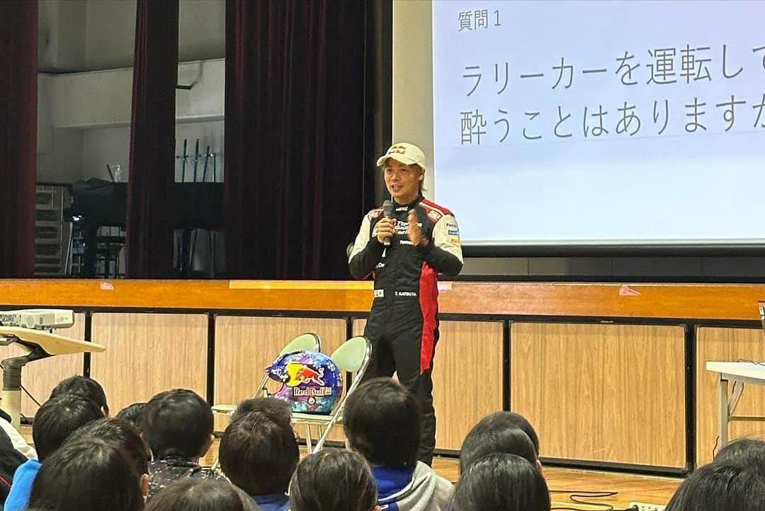 勝田貴元さんのインスタグラム写真 - (勝田貴元Instagram)「今年も母校の #長久手市立南小学校 の5年生の生徒さんたちにラリー教室を行いました😊 最後は同乗走行デモラン！ 子供達の笑顔が印象的でした☺️ 皆の声援を胸に、来週の #ラリージャパン は初心を忘れず全力を出し切りたいと思います💪 ありがとう！  #TK18 #長久手市」11月8日 18時05分 - takamotokatsuta