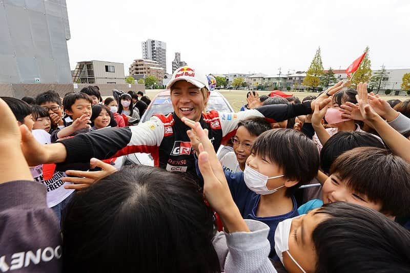 勝田貴元のインスタグラム：「今年も母校の #長久手市立南小学校 の5年生の生徒さんたちにラリー教室を行いました😊 最後は同乗走行デモラン！ 子供達の笑顔が印象的でした☺️ 皆の声援を胸に、来週の #ラリージャパン は初心を忘れず全力を出し切りたいと思います💪 ありがとう！  #TK18 #長久手市」