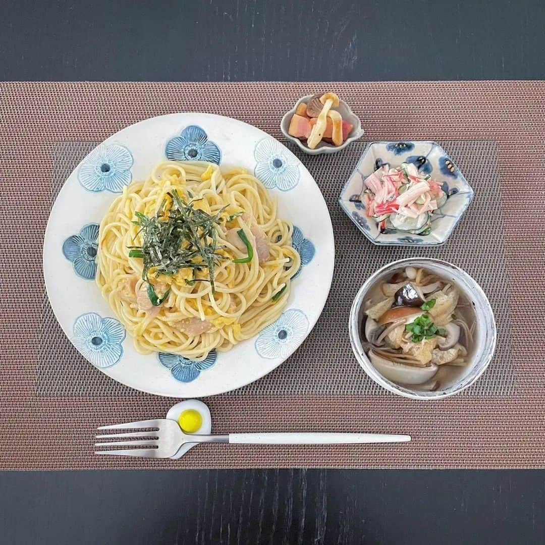 吉野家のインスタグラム：「ふわふわ卵とお出汁が利いた和風味《親子パスタ》  📣 @ gohan.ggohanさんの 投稿をご紹介！！ ぜひ参考にしてくださいね💗  今日は @yoshinoya_co_jp 様よりいただいた 冷凍親子丼の具を使って親子パスタにしました( ¨̮ ) ねぎと白だしをちょい足しで。 . 吉野家さんの親子丼は初めて食べたけど めっちゃくちゃ柔らかい鶏肉がゴロゴロ入っててびっくりでした。 卵もふわふわ！ . パスタに合うかな～とちょっと心配でしたが ちゃんとお出汁が利いた和風パスタになりました( ᐛ ).  ⁡～～～～～～～～～～～～～～～～～～～  #おうち吉野家 は 忙しいママとパパの味方！  皆さんの#おうち吉野家 を使った レシピをご紹介中🍀 吉野家冷凍食品で カンタンおいしいごはんを楽しもう♪ 定期便注文する人が急増中！の おうち吉野家を ぜひ公式サイトよりお買い求めください☺  公式サイトはプロフィールURLから🔽 @yoshinoya_co_jp  #おうち吉野家  #yoshinoya  #吉野家冷凍豚丼の具  #豚丼 #時短レシピ  #お手軽レシピ #簡単レシピ #パスタ　 #和風パスタ　#卵 #鶏肉 #出汁 #お助けレシピ#アレンジレシピ  #時短ご飯  #肉うまレシピ  #今日のごはん #家庭料理 #美味しいもの好きな人と繋がりたい ＃料理好きな人と繋がりたい #肉うまレシピ #お店の味 #簡単レシピ大好き #今日のメニュー」