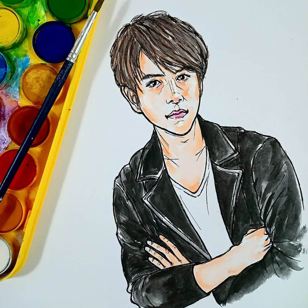 sweet_strawberryのインスタグラム：「🎨✏️【#溝端淳平 】さんを描いたけど(えー？ってビックリするでしょ💦)、全くの別人、似てなさすぎて😂 (誰と言うこともなく)、まぁイラスト絵としては自分の好きな雰囲気·感じに描けた！😀 · #似顔絵#似顔絵イラスト#手描きイラスト#アナログイラスト#絵の具#水彩#水彩画#ペン画#スケッチブック」