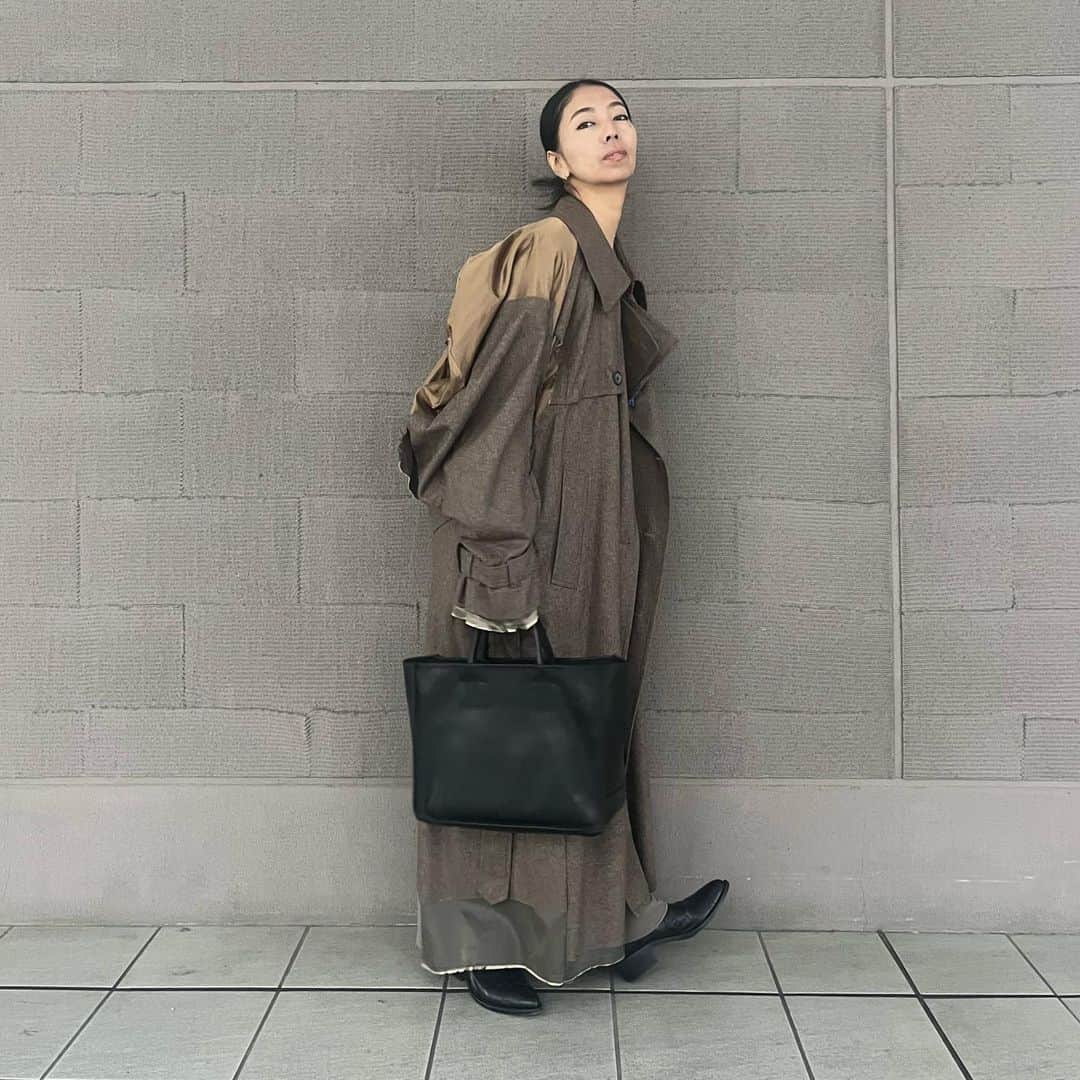 大田由香梨のインスタグラム：「Autumn 🍂  Coat: @miharayasuhiro_official  All in one : @cfcl_official  Bag: @_lifestylist_  Shoes : @sartoreofficiel」