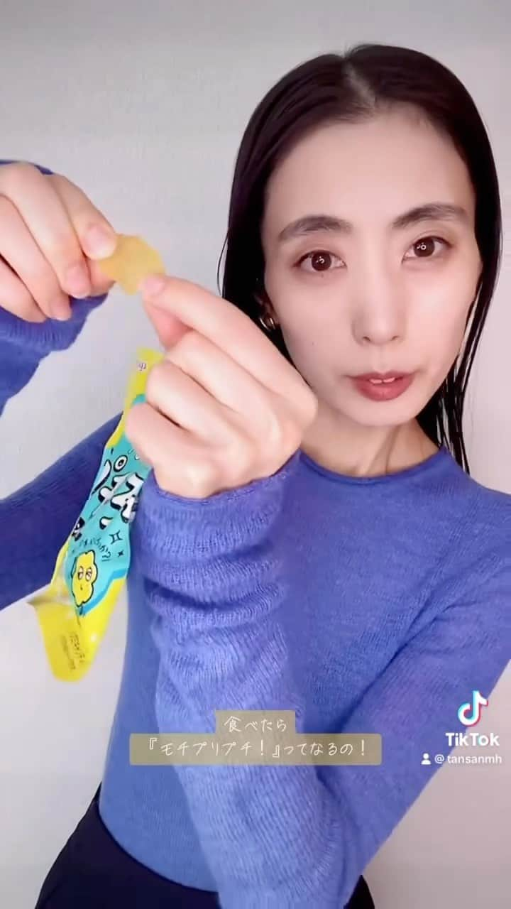 丹生美保のインスタグラム：「今日のグミ🍬 春日井製菓 プチろー！レモン味 なんだコレは！パウダリーな肌ざわりのぷにぷにしたグミなんだけど、食べたら"モチプリプチッ！"ってなる！数の子を食べてる錯覚に陥る！味は苦味があって檸檬のピール感があって大人な味だったよ！是非試してみて💕🐼   #日本グミ協会 #グミニケーション #グミ #おすすめ #おすすめにのりたい #fpy #tiktok #japan #tokyo #model #instagood #photoofthedays #instadaily #webstagram #instacool #followme」