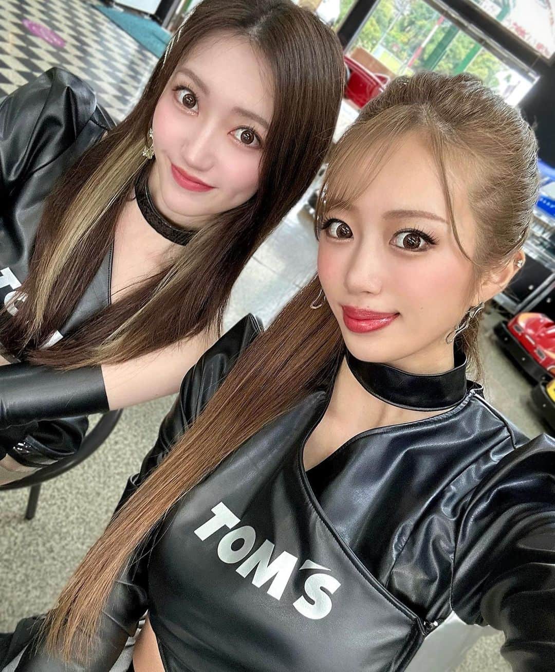 央川かこさんのインスタグラム写真 - (央川かこInstagram)「昨日はトヨタカローラ埼玉さんと トヨタモビリティパーツ埼玉さんの カートイベントにTOM'Sアテンダントとして 参加させていただきました🙇‍♀️🖤🤍  大人になっても子どもみたいに 夢中になって楽しめることがあるのって すごく素敵なことだと思う！！  なんとわたしも人生初のカートに 乗らせてもらったんだけど、 想像を遥かに超えて楽しすぎたから すでにまた乗りたいと思ってる🤣💕  11/23からお台場にグランドオープンする TOM'Sが手掛けた国内最大EVカートサーキット 【シティサーキット東京ベイ】では どなたでもレーシング体験ができるので、 ぜひ遊びに行ってみてくださいね🏎️✨ ・ ・ #tomsracing #トヨタカローラ埼玉 #トヨタモビリティパーツ埼玉 #カート #カートイベント #クイック羽生 #TOMSアテンダント #レースクイーン #ラウンドガール #モデル #ダイエット #トレーニング #筋トレ #ファスティング #ハーフアップ #ストレートヘア #ヘアアレンジ」11月8日 17時59分 - kako.717