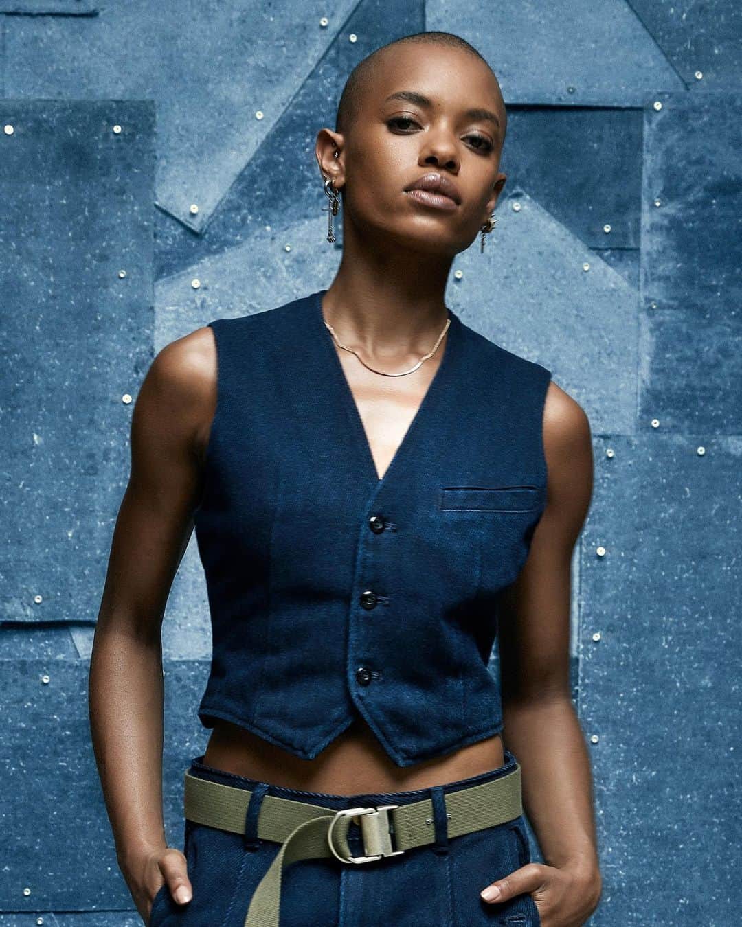 G-Star RAW Japanのインスタグラム：「深いインディゴ色で揃えたデニムオンデニムコーデ。トップスにはタイトなベストを合わせて、より洗練されたスタイルに。  #GStarRAW #GStarRAWjapan #ジースターロゥ #denim #デニム #デニムオンデニム」