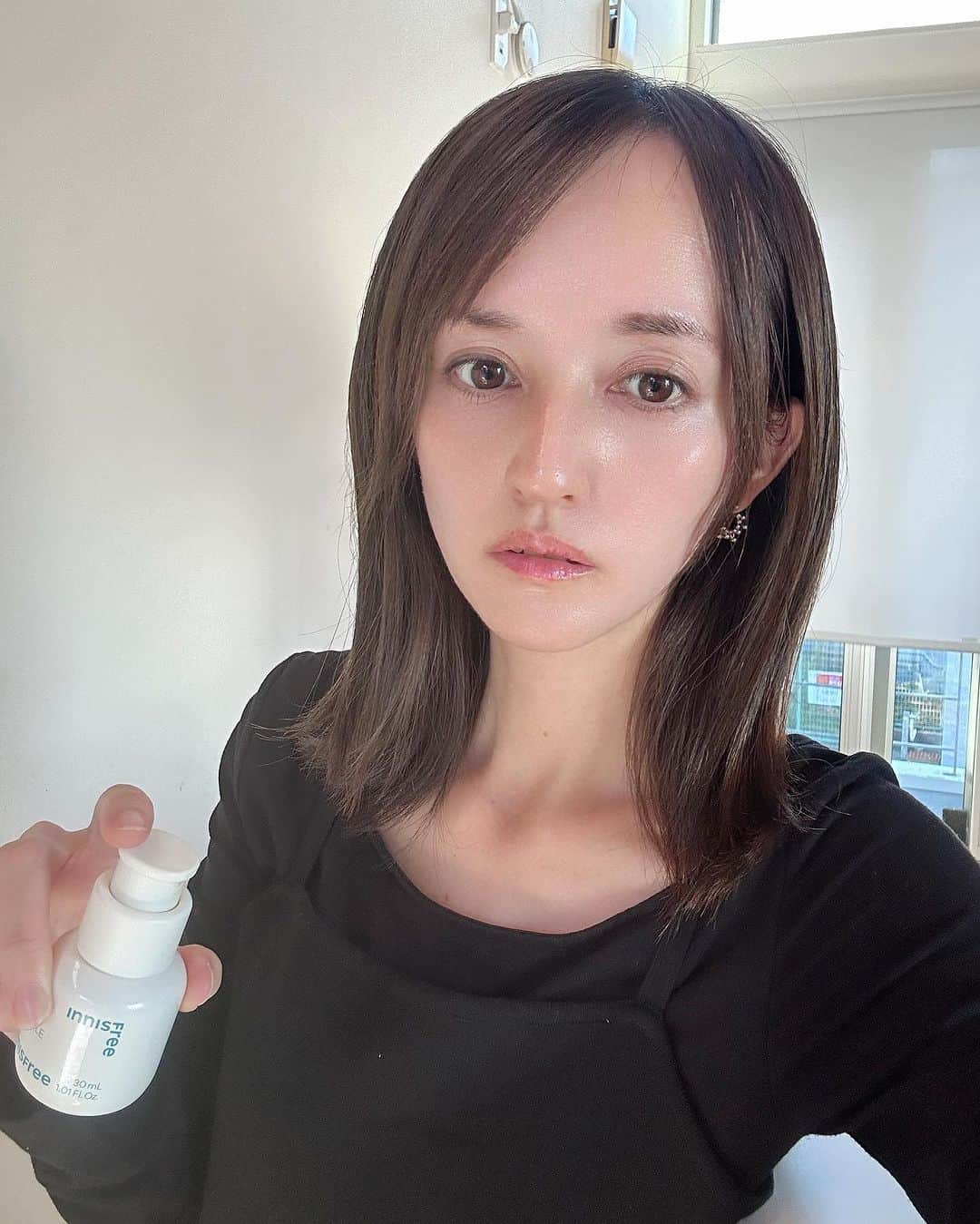 奥山絵里奈のインスタグラム：「あのイニスフリーの大人気シリーズ レチノールシカリペアセラム 🌱 @innisfreejapan  パッケージが変わったんだけどヘルシーでクリーンで可愛い✨  肌トラブル*1のアルゴリズムを断ち切る処方のレチノール美容液💚  純粋レチノール(整肌成分)で  過剰な皮脂分泌を抑制/角質/毛穴/肌のキメ　にアプローチ✨  髪の毛直径の1/1000より小さいリポソームシカ*2で  保湿成分やCICAがうるおいを効果的に肌へと届け  繰り返す肌トラブル*1にアプローチしてくれる！  トロッとサラッとしたテクスチャーで 肌に浸透して 保湿と肌を整えてくれるので 安定していて 使いやすい！！  レチノール初心者さんにもオススメです✨  *1 乾燥による肌荒れ　*2ヒアルロン酸、セラミドNP、アシアチコシド、マデカシン酸、アシアチン酸 (全て保湿成分)   #PR #innisfreejapan #イニスフリー #レチノールシカリペアセラム #レチノール #韓国コスメ #ベスコス #ベストコスメ」