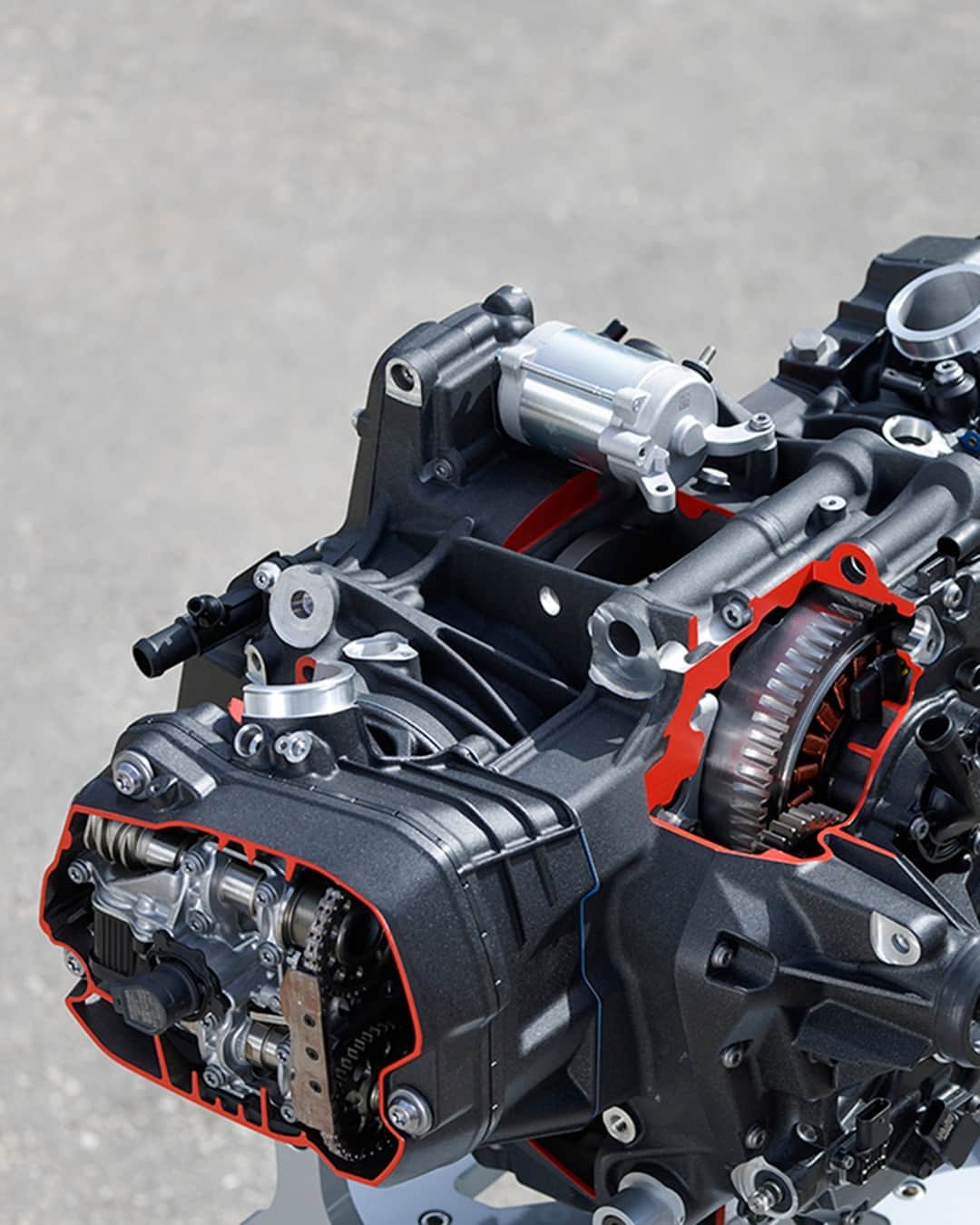 BMW Motorrad Japanさんのインスタグラム写真 - (BMW Motorrad JapanInstagram)「＜より軽く、コンパクトに進化したR 1300 GSのエンジン＞  従来モデル比で12kgもの軽量化を成し遂げたR 1300 GS。最高出力107 kW(145 PS)を発生する新設計の空水冷ボクサーエンジンは、エンジン単体での軽量化とマスの集中化を実現するために、これまでにないレイアウトを採用しています。  クランクシャフトでの出力をバルブへ伝えるカムチェーンは、車体右側のシリンダーではシリンダー前方に、車体左側のシリンダーではシリンダー後方に配置。さらにトランスミッションは、エンジンの真下にレイアウトすることでエンジンのコンパクト化とマスの集中化を実現しています。この新レイアウトのボクサーエンジンは、エンジン単体で従来よりも3.9 kgもの軽量化を果たしています。  #MakeLifeARide #SpiritOfGS #R1300GS #BMWMotorrad #BMWモトラッド #駆けぬける歓び」11月8日 18時00分 - bmwmotorradjapan