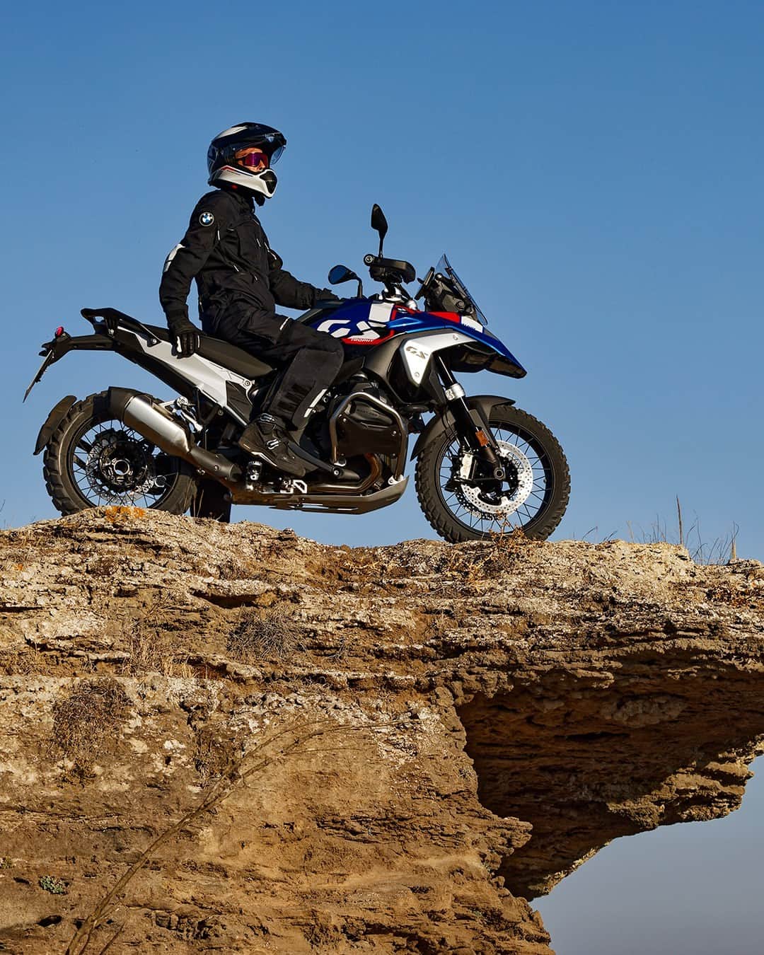 BMW Motorrad Japanのインスタグラム：「＜より軽く、コンパクトに進化したR 1300 GSのエンジン＞  従来モデル比で12kgもの軽量化を成し遂げたR 1300 GS。最高出力107 kW(145 PS)を発生する新設計の空水冷ボクサーエンジンは、エンジン単体での軽量化とマスの集中化を実現するために、これまでにないレイアウトを採用しています。  クランクシャフトでの出力をバルブへ伝えるカムチェーンは、車体右側のシリンダーではシリンダー前方に、車体左側のシリンダーではシリンダー後方に配置。さらにトランスミッションは、エンジンの真下にレイアウトすることでエンジンのコンパクト化とマスの集中化を実現しています。この新レイアウトのボクサーエンジンは、エンジン単体で従来よりも3.9 kgもの軽量化を果たしています。  #MakeLifeARide #SpiritOfGS #R1300GS #BMWMotorrad #BMWモトラッド #駆けぬける歓び」