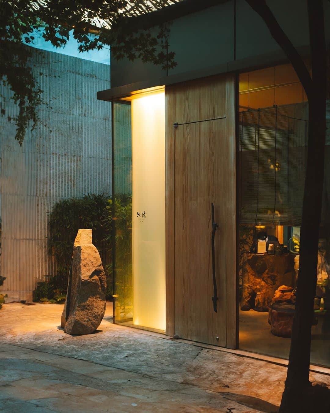 グランドハイアット東京さんのインスタグラム写真 - (グランドハイアット東京Instagram)「江戸前寿司「六緑」  庵治石や流水などが配された、杉本 貴志氏デザインによる開放的で明るい空間。  上質な自然の風合いが感じられる、一本の吉野檜から切り出された寿司カウンターも特徴です。 日本ならではの美意識と独創性から生み出す江戸前寿司をご堪能ください。  Experience the very best of Japanese tradition at Roku Roku, our Edo-mae sushi restaurant. Designed by Takashi Sugimoto of Super Potato, this light-filled space brings together a range of natural elements including ancient stones from Kagawa Prefecture, flowing water features and a counter crafted from a single piece of Yoshino cedar.   Visit us this fall for fresh sushi prepared in perfect harmony with Japan’s timeless aesthetic ideals. ---------------------------------------------------- Thank you @jake_ryan47 for these wonderful photos! ----------------------------------------------------  #グランドハイアット東京 #grandhyatttokyo #grandhyatt #hyatt #worldofhyatt #tokyo #roppongihills #東京ホテル #tokyohotel #六緑 #寿司 #sushi #杉本貴志」11月8日 18時00分 - grandhyatttokyo