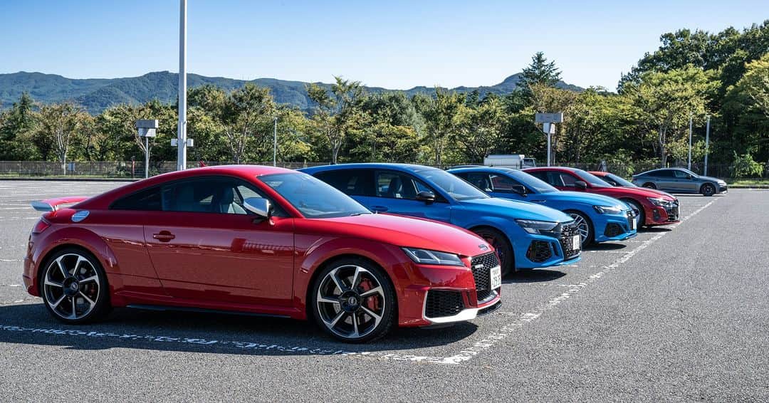 Audi Japan Sales / アウディジャパン販売さんのインスタグラム写真 - (Audi Japan Sales / アウディジャパン販売Instagram)「【Audi Grand Tour 2023 in Autumn Report】  「Audi Grand Tour」の第6弾として、今回は福島県と山形県、宮城県の南奥羽地方をAudiのコンパクトモデルからEVの多彩なハイパフォーマンスモデルで巡る1泊2日のエクスクルーシブなツーリングイベントを開催しました。  2日間でAudi RS 3 Sportback・Audi RS 5 Coupé・Audi TT RS・Audi R8 Spyder・Audi RS e-tron GTの5台を乗り継ぎ、一般道はもちろん、高速道路や磐梯吾妻スカイラインやを中心としたワインディングロードなど、様々なシチュエーションでAudi車の走行性能を体感いただきました。  ツアーの詳しい様子は、#AJS のオフィシャルサイトにてご覧いただけます。  #Audi #AJS #myaudi #audistyle #car #carstagram #アウディ #ドライブ #車 #愛車 #外車 #ドイツ車 #車好き #車好きな人と繋がりたい #アウディ女子 #東北ドライブ #赤湯温泉 #磐梯山ゴールドライン #磐梯吾妻スカイライン #蔵王エコーライン」11月8日 18時00分 - audi.japan.sales