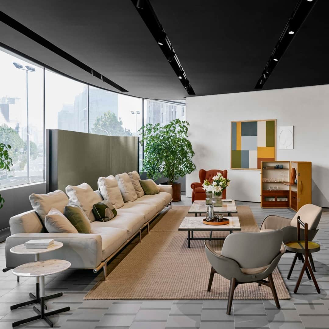 Poltrona Frauのインスタグラム：「Looking for reasons to visit Shanghai this fall? Try stunning fall foliage + our brand-new flagship store. With its blend of tradition and innovation, Shanghai is the perfect urban match for our brand, rooted in the tradition of Italian craftsmanship and with an eye to the future. Step inside and immerse yourself in living, dining, and sleeping spaces designed for exceptional living.   Open every day from 10am to 7pm at No. 9-10, Lane 65, East Hengtong Road, Jing’an District  #PoltronaFrau #AMDLCircle @amdlcircle」