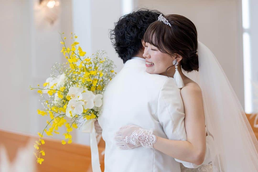 アートグレイスウエディングコースト大阪のインスタグラム：「チャペルファーストミート💛  ご結婚式当日まで秘密にしておいたウエディングドレス姿 挙式前のチャペルで おふたりだけで感動のファースト  ＿＿＿＿＿＿＿＿＿＿＿＿＿＿＿＿＿＿＿＿＿＿＿＿  ▼ブライダルフェアのご予約はTOPページURL もしくはDMより、ベストレート保証でご案内いたします  @art_grace_wedding_coast  ＿＿＿＿＿＿＿＿＿＿＿＿＿＿＿＿＿＿＿＿＿＿＿＿  #ファーストミート#ウエディングドレス #クリスタルチャペル#白亜のチャペル#大阪チャペル #ホワイトチャペル#白チャペル#結婚式#挙式 #アートグレイスウエディングコースト #アートグレイスウエディングコースト大阪 #大阪結婚式場 #ゼクシィ#ハナユメ#プレ花#関西花嫁 #結婚式写真#チャペル#大阪花嫁 #ブライダルフェア#ブライダルフォト #前撮りポーズ」