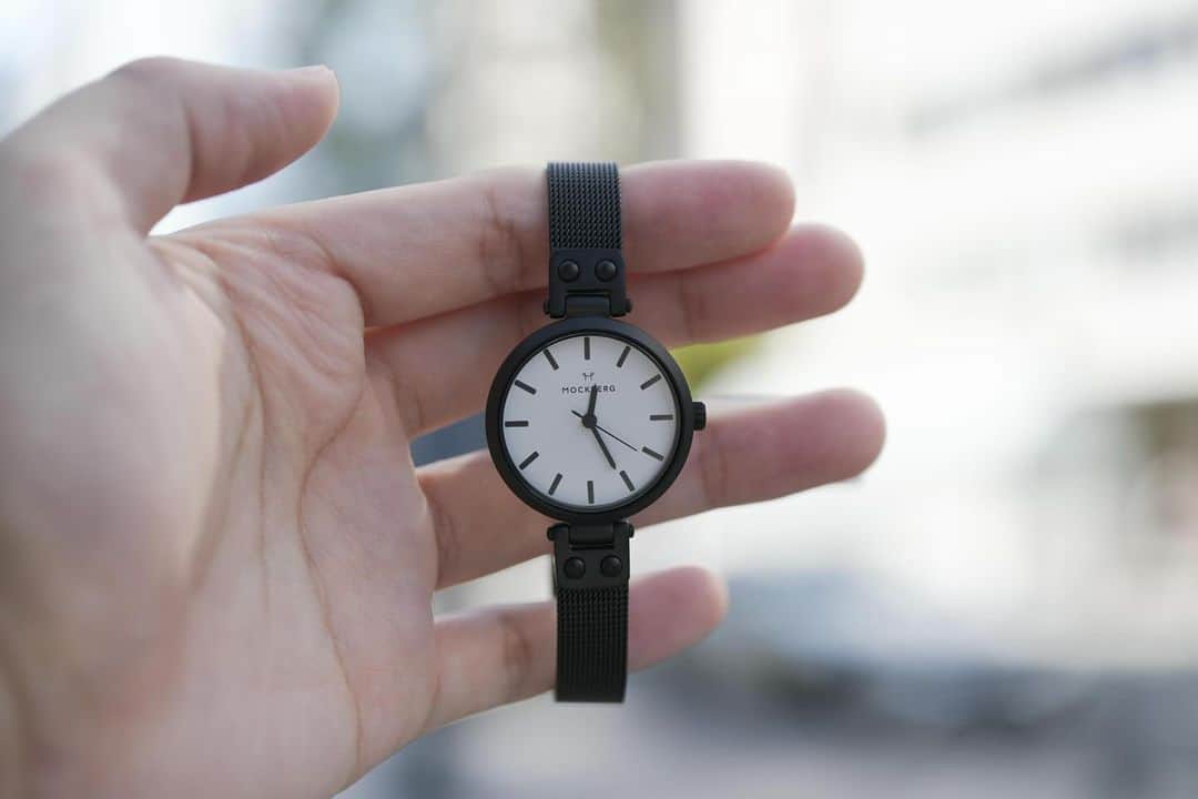 のインスタグラム：「⌚️ 【商品紹介】 MOCKBERG MO406  今回はMOCKBERGをご紹介します！ 白と黒で統一されたシンプルでモダンなデザインですが、ベルトデザインや、マット塗装など新鮮な上品さと温かみのあるお時計です。秒針も付いているので日常使いしやすいのが嬉しいです！もちろん、エレガントでクラシックなお時計ですので特別なシーンでも活躍すること間違いなしです。  大きさや実際の色味など、ぜひ店頭でお試しください！スタッフ一同、心よりお待ちしております🙇‍♀️  ……………………………………………………….................  ☟オンラインショップはプロフィールURLから☟ @tokia_official  ……………………………………………………….................  #時計倉庫 #時計倉庫tokia #腕時計 #watch #手表 #腕元倶楽部 #腕時計好きな人と繋がりたい #mockberg #mockbergwatch」