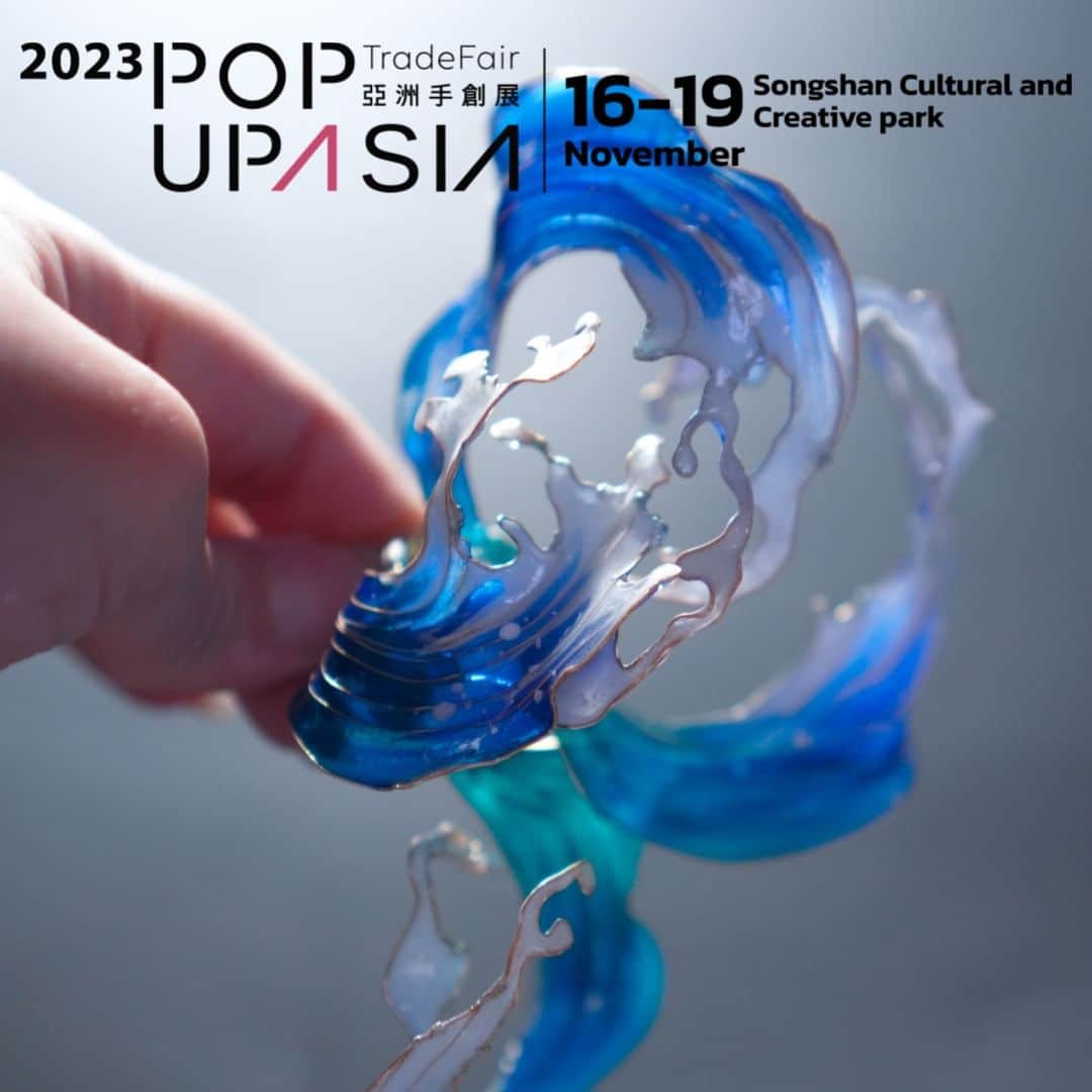 のインスタグラム：「11月16日(木)～19日(日)の期間に台湾で開催される「Pop Up Asia 2023 @popupasia 」に、 minneがエリア・ブース出展することが決定いたしました＊ minneが海外で開催される大型イベントに作家・ブランドの皆さまと参加するのは、今回が初となります！ 本日は、minneブースでショールーム出展される総勢10組の作家・ブランドのみなさまをご紹介します。  ----  2023年11月16日(四)至19日(日)的4天，minnw會參加在台北的松山文創園區舉行的"Pop Up Asia 2023"！ 我們會與10位日本作家一起展出，非常期待在台灣與大家見！  ✈️作家・ブランドのみなさま✈️ ---- [E84][E85] @hineko.marchencat @ashelia_watercolorjewelry @eyemask_shop @tsukiniyorosiku @fishcat_interior_zakka @nine_d2015 @nolism_ceramic.jewelry @konaka_sou @crown.caramel SWEETS CRAFT ----  【2023 第七回アジアハンドメイド展示会】 ⚲ 展示期間｜11.16 (木) – 11.19 (日) ⚲ 展示会場｜台北松山文創園区 ⚲ チケットはどこで購入できますか？ ❍ 公式ウェブサイト https://reurl.cc/7MR0pk ❍ 7-11 https://bit.ly/44RoBeP ❍ 活動通 https://bit.ly/44PJCGJ  #popupasia #アジアハンドメイド展示会 #ハンドメイド  #2023POPUPASIATRADEFAIR #松菸」