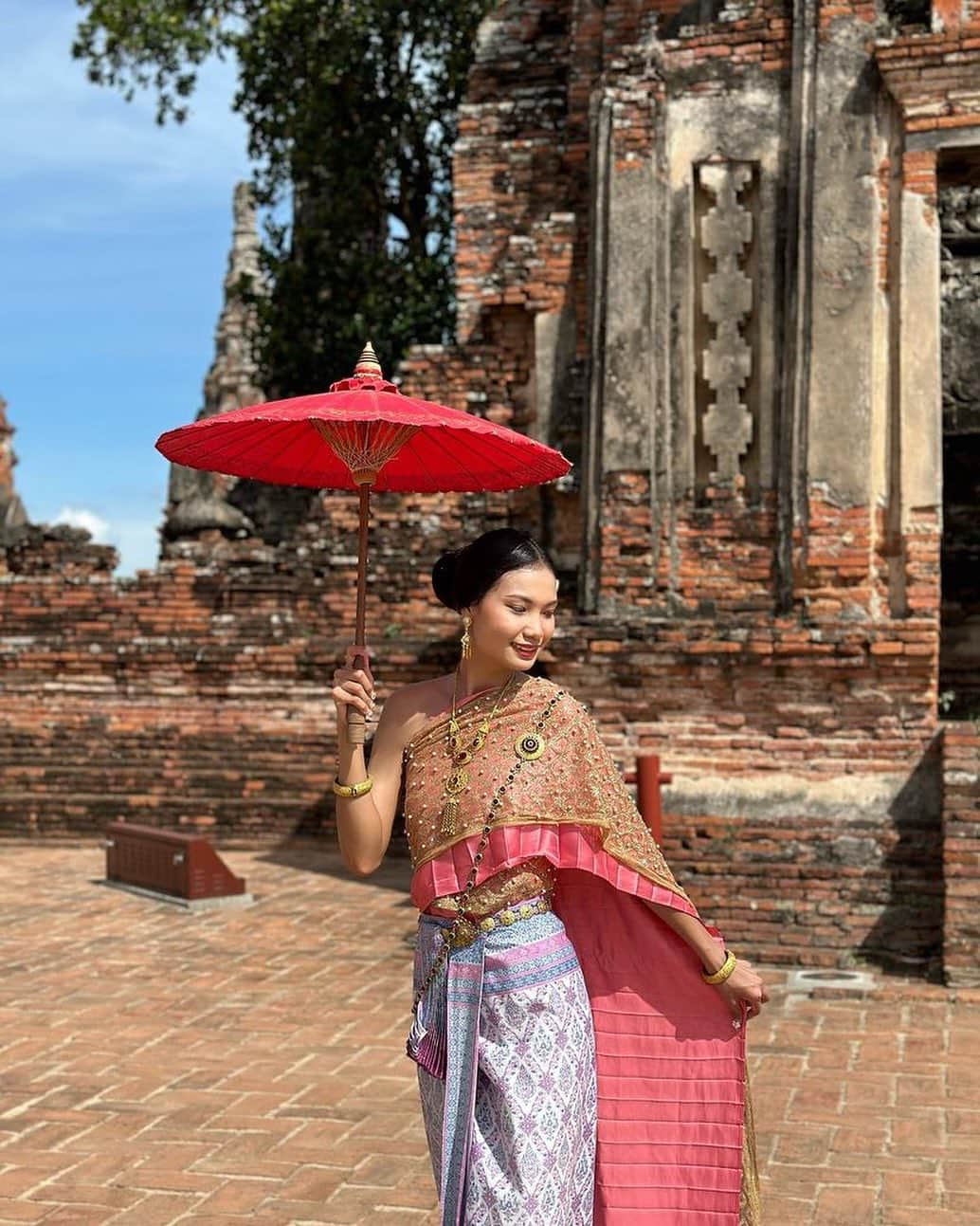 タイ国政府観光庁のインスタグラム：「. 【今週の #WhatNewThailand 🇹🇭🔍】  #今こそタイへ 行ってみたい！と思った方は コメント欄に【🎽】をどうぞ♡  今月のテーマ「タイの文化」から タイの民族衣装「シワーライ」をPick Up ⠜*  タイに飛行機で向かう際、客室乗務員の方の素敵な民族衣装が目に留まった、という方は多いのではないでしょうか？☺️  タイの民族衣装において、男性用の正装は「スア・プララーチャターン」、女性用の正装は「シワーライ」と呼ばれます💁‍♀️　綿や絹素材の布を、腰に巻いたり肩から掛けたりするのが一般的です✨  特に女性のシワーライは、北部、東北部、南部、中部とエリアごとに特徴がさまざまで、長方形の布を胸に巻く「サバイ」のスタイルや色柄に違いが見られます👀  パステルカラーのものから原色系、金を使ったゴージャスなものまで、デザインのバリエーションは豊か💖　お気に入りの１着がきっと見つかるはずなので、ぜひマーケットや専門店を覗いて見てください👍  レンタル店を利用して、記念撮影や散策を楽しむのもおすすめ📸💕 タイならではの衣装に身を包んで、タイ旅行を満喫しましょう😊  @chathipp_koitea  さん、コップン・カー🙏✨  ★参考になった！と思ったら、あとで見返せるように、 画像右下にある保存ボタン🔖をタップ！  #repost #タイ #シワーライ #タイ伝統衣装 #タイ民族衣装 #タイ衣装 #タイ文化 #タイ伝統 #タイ観光 #タイ生活 #タイライフ #今こそタイへ #こんなタイ知らなかった #もっと知りタイ #はじめてのタイ #タイ旅行 #旅好きな人と繋がりたい #旅行好きな人と繋がりたい #海外旅行 #thailand #thaicostume #thaiculture #amazingthailand #thailandtravel #thailandtrip #thaistagram #lovethailand #amazingnewchapters」