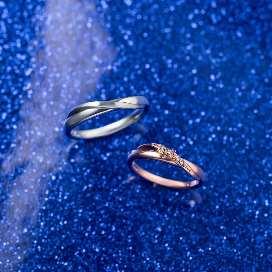 ４℃ / ヨンドシーのインスタグラム：「【Pair Jewelry】 2023 Christmas Collection ～BLESSING BLUE -祝福はきらめきの中に-～  夜空に輝く月と水面に映り込む月、そんな幻想的な情景を閉じ込めたペアリング。  レディースは石の煌めきとやわらかなピンクゴールドコーティングで「空に輝く月」を、メンズは高級感あるプラチナコーティングとヘアラインで「水面に映し出される月」を表現しています。   上から ¥14,300(税込) SILVER(11234-464-1951) ¥15,400(税込) SILVER(11234-464-1901)    #ヨンドシー #ジュエリー #リング #ペアジュエリー #ペアリング #ペアルック #お揃い #クリスマス #プレゼント #ギフト #ご褒美ジュエリー #ファッション #新作 #ブルー #青 #jewelry #ring #pairjewelry #pairring #gift #fashionjewelry #newarrivals #collection #christmas #blue #112344641951 #112344641901」