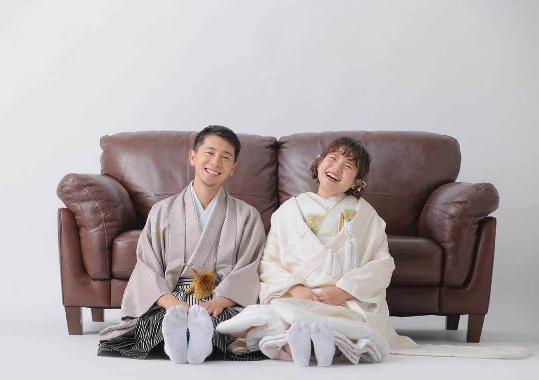 studioTVB梅田店のインスタグラム：「寒い日が増えてきましたね🥶 皆様いかがお過ごしでしょうか？  そんな日や時期にぴったりなのはスタジオ撮影です！📸 ロケーション撮影に負けないくらいバリエーション多く綺麗なお写真を撮ることができます✨  お二人にしか出せない個性あふれるお写真になります😍  スタジオで撮る”シンプルでオシャレな二人らしい写真”撮ってみませんか？  camera: @yuumi.deco.ph   是非、参考にしてください🙌 カメラマン・メイクスタッフの指名も可能‼️  📍Studio TVB梅田店  前撮り・フォトウェディングのご相談やお問い合わせはコメントやDMから承ります。 ホームページよりご相談会のご予約も受付中‼️ 当日予約も可🙌  梅田店ホームページ👇👇 https://photo.decollte.co.jp/stores/8  @studiotvb_umeda @decollte_weddingphoto @d_weddingphoto_jp ・ ・ ・ 共に働くフォトグラファー・ヘアメイク・プランナ 募集中です。 @decollte_recruit #撮る結婚式 #デコルテフォト #studiotvb #studiotvb梅田」