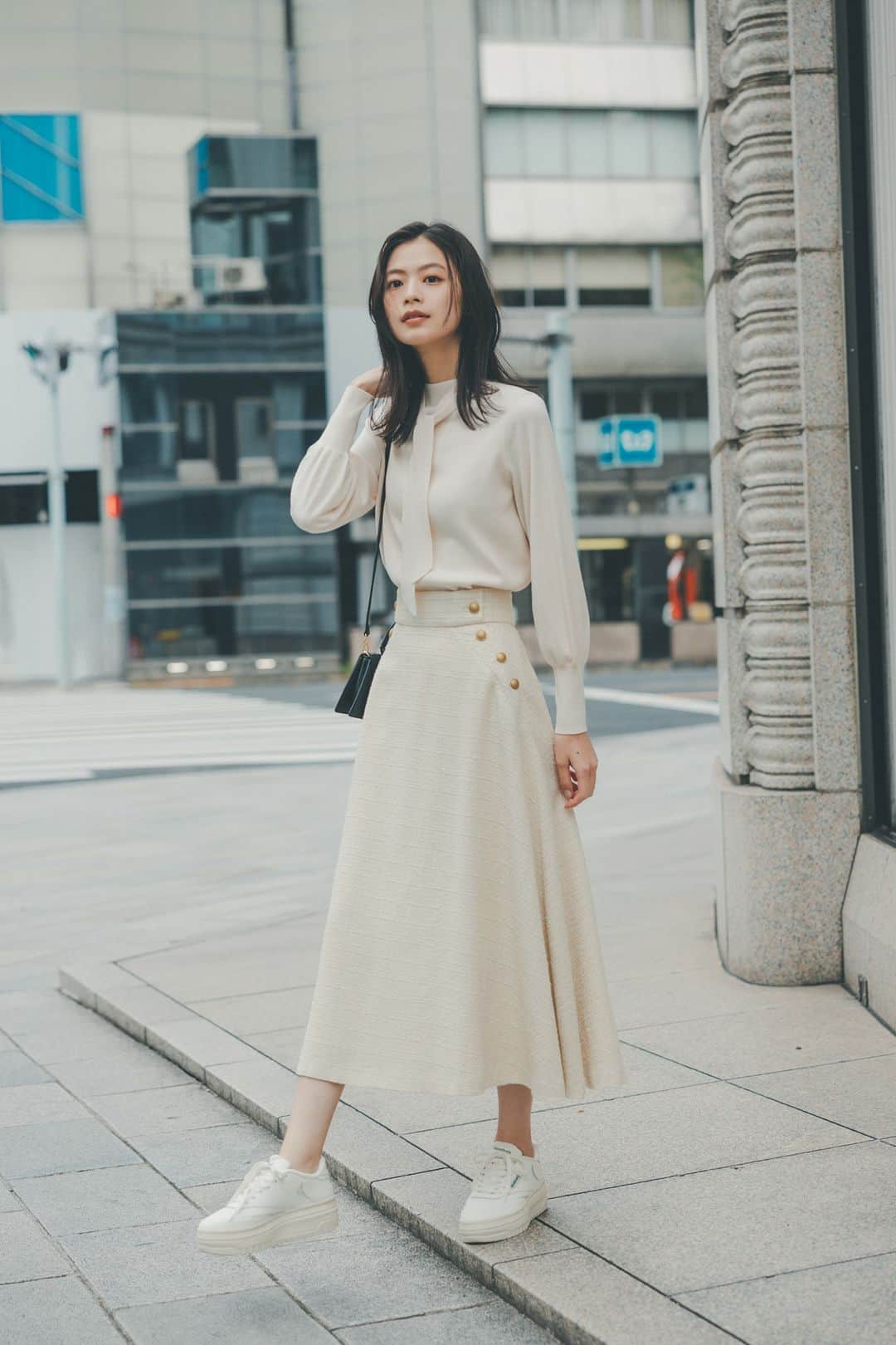 NATURAL BEAUTY BASICのインスタグラム：「松木育未さん着用の 新作webカタログ第3弾が大好評公開中♡  ■ハイネックナローボウタイニット ¥7,480 tax in size:FR color:オフ/チャコール/パウダーグリーン #0173270107  ■ツイードマリンフレアスカート ¥10,450 tax in size:S/M/PS color:ベージュミックスツイード/ ブラウンミックスツイード/ネイビーミックスツイード #0173220140  --  Normcore×Feminine Meets.Ikumi Matsuki  ミニマルなボトルネックコートに ミニを合わせたスタイリングや、 ニュアンストーンで女性ならではの 柔らかさを表現したクリーンなパンツルック…… “ノームコア”と“フェミニン” 相反するテイストを融合させた鮮度の高い着こなしをリコメンド。  #松木育未 さん #新作アイテム #リブニット #ボウタイニット #フレアスカート #ツイードスカート #冬コーデ #お出かけコーデ #オフィスコーデ #オフィスカジュアル #通勤コーデ #大人可愛い #カラーコーデ  #着回しコーデ #きれいめカジュアル  #ベーシックコーデ #ベーシック #ナチュラルコーデ #トレンドスタイル #シンプルコーデ #ナチュラルビューティーベーシック #naturalbeautybasic」
