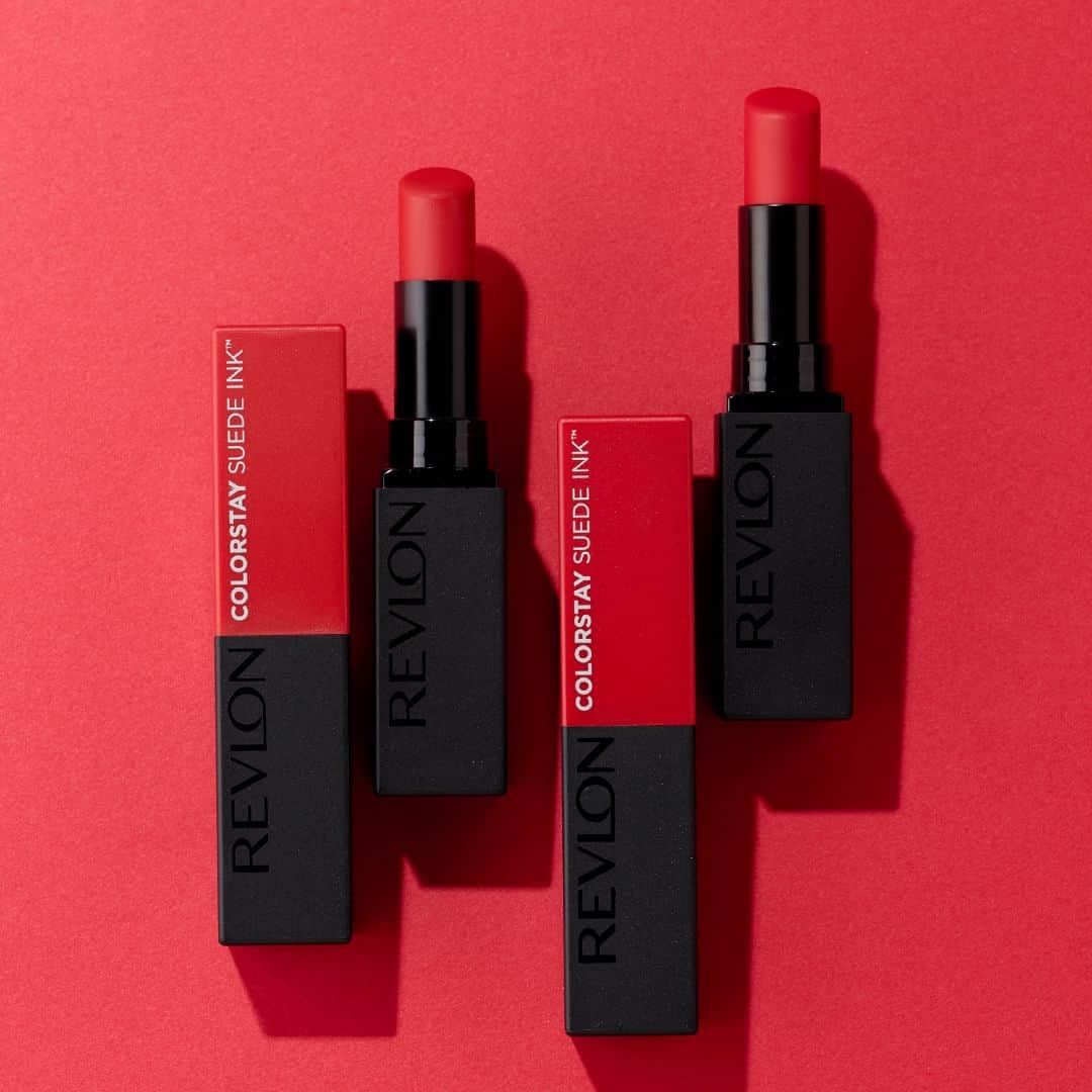 revlon japanのインスタグラム：「🆕ふわっとマットリップに新色登場💄 9月に登場した『レブロン カラーステイ スウェード インク リップスティック』に、レッド系の新色２色が仲間入り❣️❣️  秋冬コーデの差し色に❤️ 指でトントンと塗り広げてぼかし塗りすると、きっちりしすぎない、ふっくら感を演出できます💕  -------------------- レブロン カラーステイ スウェードインク リップスティック 全９色 各1,760円（税込）（うち新色２色(014/015)） --------------------- 既存色は全国の店舗およびレブロン公式オンラインストア（楽天、Yahoo!ショッピング）、Amazon、アットコスメショッピング、Qoo10にて発売中。新色は、11月上旬より順次発売予定。 ※新色は、一部店舗では取り扱いの時期が異なる場合がございます。  #レブロン #REVLON #レブロンリップ #マットリップ #レブロンカラーステイスウェードインクリップスティック #ふわマット #荒れないリップ #落ちないリップ #赤リップ #オレンジリップ #リップメイク #新作コスメ #秋メイク #冬メイク #イエベメイク #ブルべメイク」