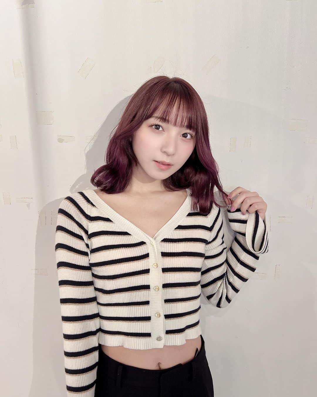 のインスタグラム：「なんだか髪の毛がピンクになりました.. どうでしょう？ . . #ヘアカラートレンド #韓国風カラー #パープルカラー #アッシュパープル #透明感カラー #ラベンダーカラー #韓国カフェ #韓国コーデ #韓国ヘア #일상 #셀카 #데일리 #일본 #좋아요환영 #팔로우미 #일본여행 #데일리룩 #오오티디 #데일리패션」