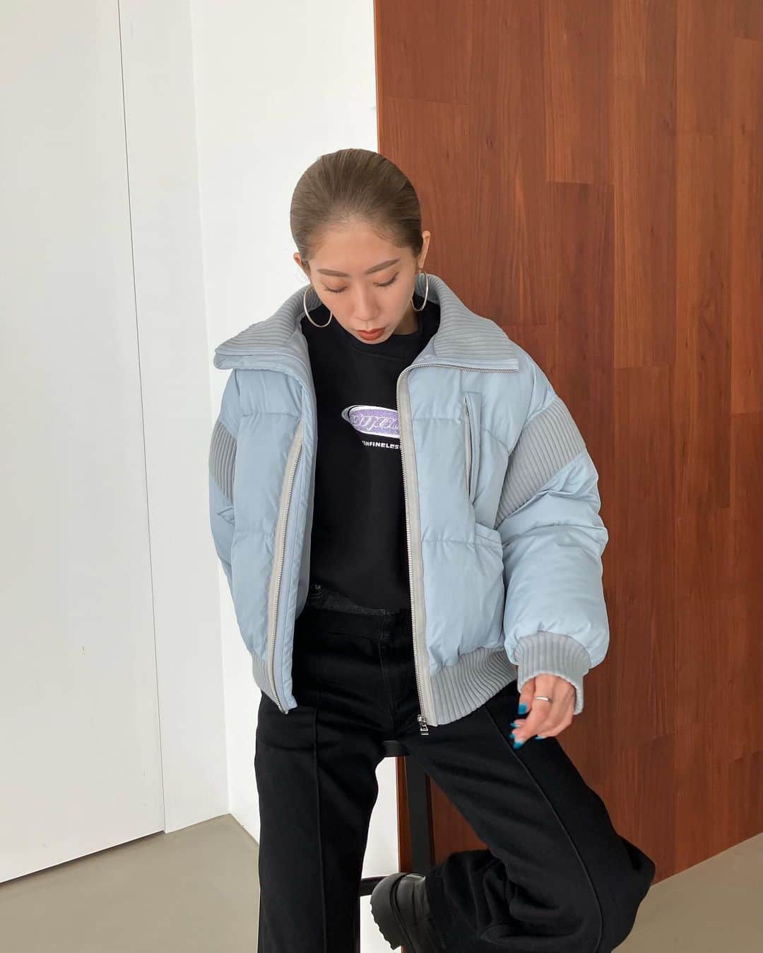 EMODA_LOOK BOOKのインスタグラム：「・ #EMODA2023AW @m.ayuka__  170cm   ▫️RECOMMEND ITEM▫️  ・DROW STRING CHENILLE TOP ¥8,690(tax in)   ______________________ 　 ▶︎▶︎ @emoda_snap TOPのURLから 公式RUNWAYchannelをcheck📲 　 　 #EMODA #RUNWAYchannel #冬服コーデ #秋冬コーデ  #ダウンジャケット  #モノトーンコーデ @emoda_official」