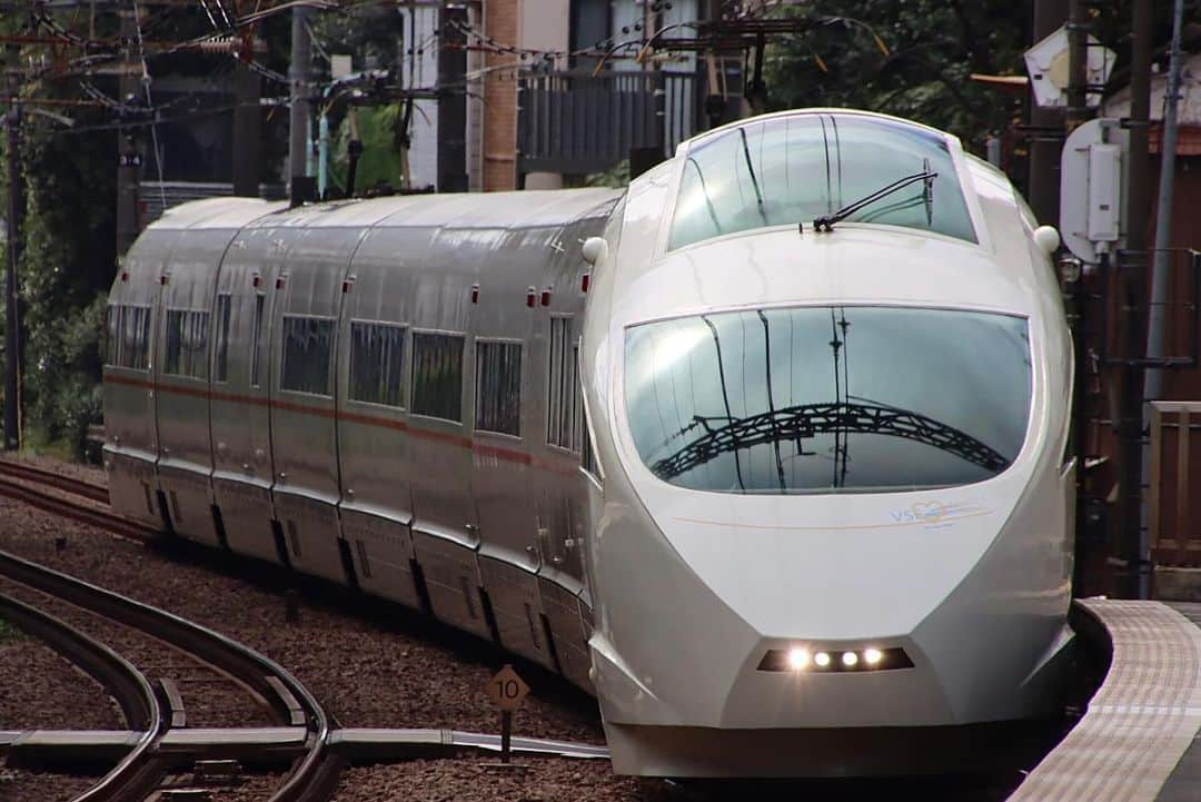 徳永ゆうきさんのインスタグラム写真 - (徳永ゆうきInstagram)「. . 鉄道の日だったこの日は NHKラジオのてつおとに 電話で生出演。 . その後になんと！ 団臨のVSEと遭遇！ . -2023.10.14- . #鉄道写真 #撮り鉄 #鉄道好き #小田急 #小田急電鉄 #参宮橋駅 #50000形 #VSE #特急 #ロマンスカー #団臨 #団体 #臨時 #団体臨時」11月8日 18時02分 - tokuchan_1113