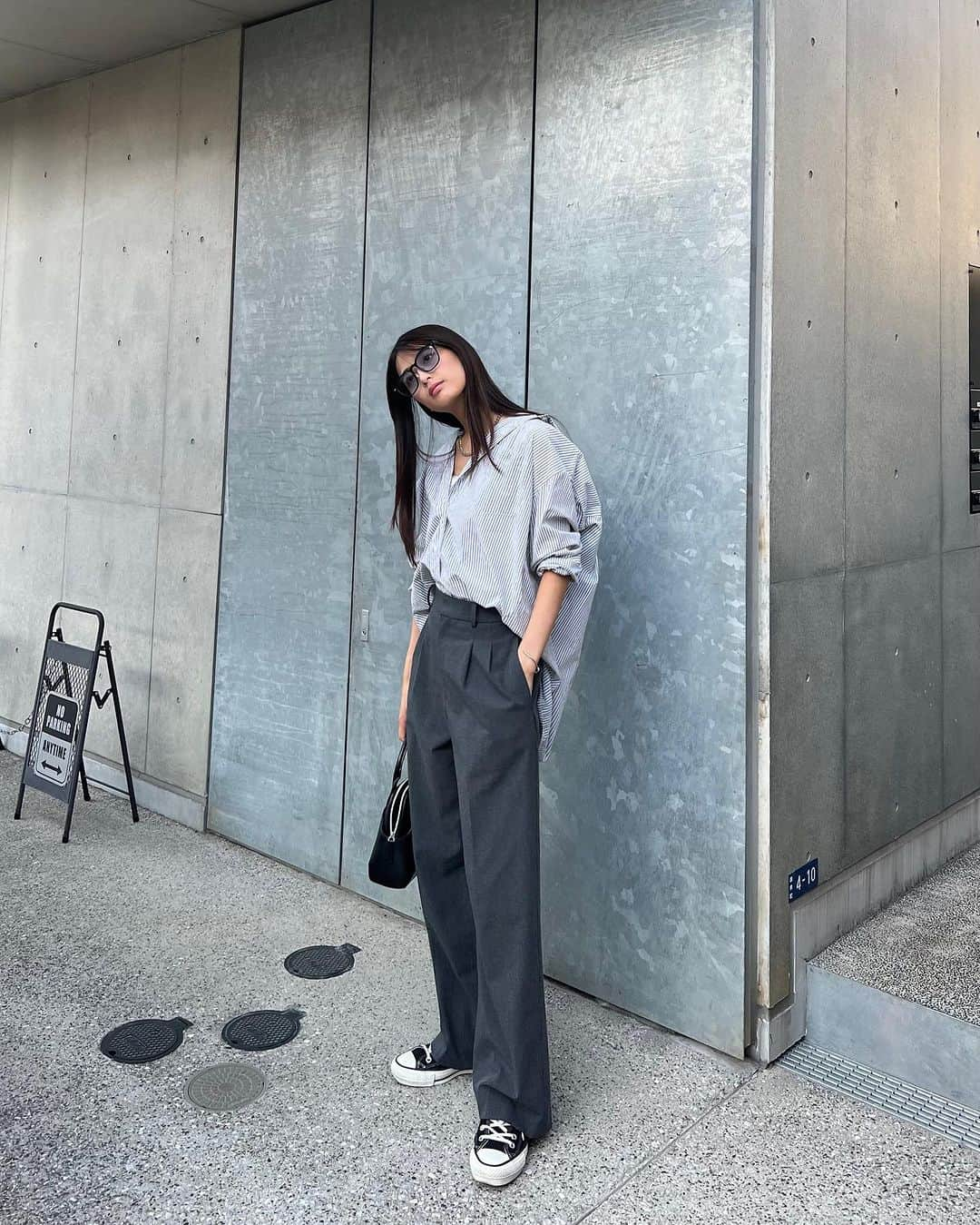 LUNAのインスタグラム：「サラッとシャツコーデ  shirt @milaowen_official  pants @uniqlo_jp  sneaker @converse_jp   #コーデ #ootd #ootdfashion  #カジュアルコーデ #カジュアルファッション  #シャツコーデ #ワイドパンツ #ワイドパンツコーデ  #コンバースコーデ #コンバースハイカット  #milaowen #uniqlo #converse」