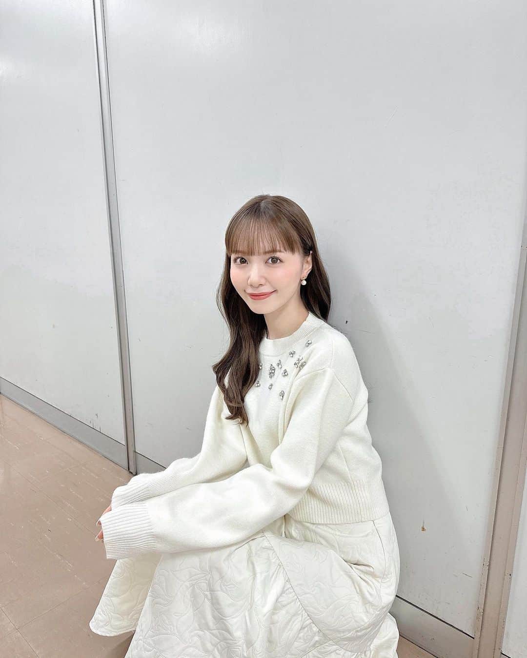 のインスタグラム：「. . あと少しで九州場所🏋️‍♂️  11月10日NHK静岡19:30〜 「がんばれ！翠富士 熱海富士」に 出演させて頂きます💐  今静岡県は大相撲がアツい！！ 故郷愛あふれる秘話、勝負の見どころ、 最新情報などを生放送です！！  そして11月11日NHK朝6時台 「おはよう日本」に出演させて頂きます😌  今回は期待の若手力士特集◎ 先場所優勝争いを盛り上げた熱海富士関や 十両の！！大注目のあの関取も取り上げます！！  お楽しみに🕊️ . .  #31sonsdemode #ニット #ニットコーデ  #ニットトップス #ホワイトコーデ #冬コーデ  #ゴールドアクセサリー #パールピアス  #ロングヘア #スモーキーベージュ #冬服コーデ  #ootd #outfit #fashion #instagood #fashion  #おはよう日本 #nhk #九州場所 #山根千佳」