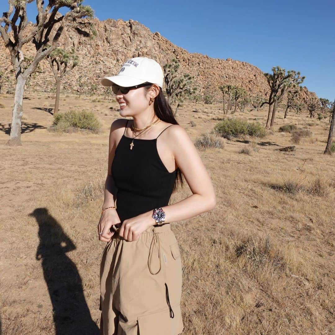 古畑星夏さんのインスタグラム写真 - (古畑星夏Instagram)「⠀ #joshuatree   LAの国立公園🌿  都心から車で2時間?ぐらいかかるけど、  見た事ない景色で来た甲斐ありすぎたぁ🥹✨✨✨  LAでの運転も慣れたしまたここは絶対に行きたいスポット🫶  #la#ジョシュアツリー#ootd」11月8日 18時06分 - starandsummer