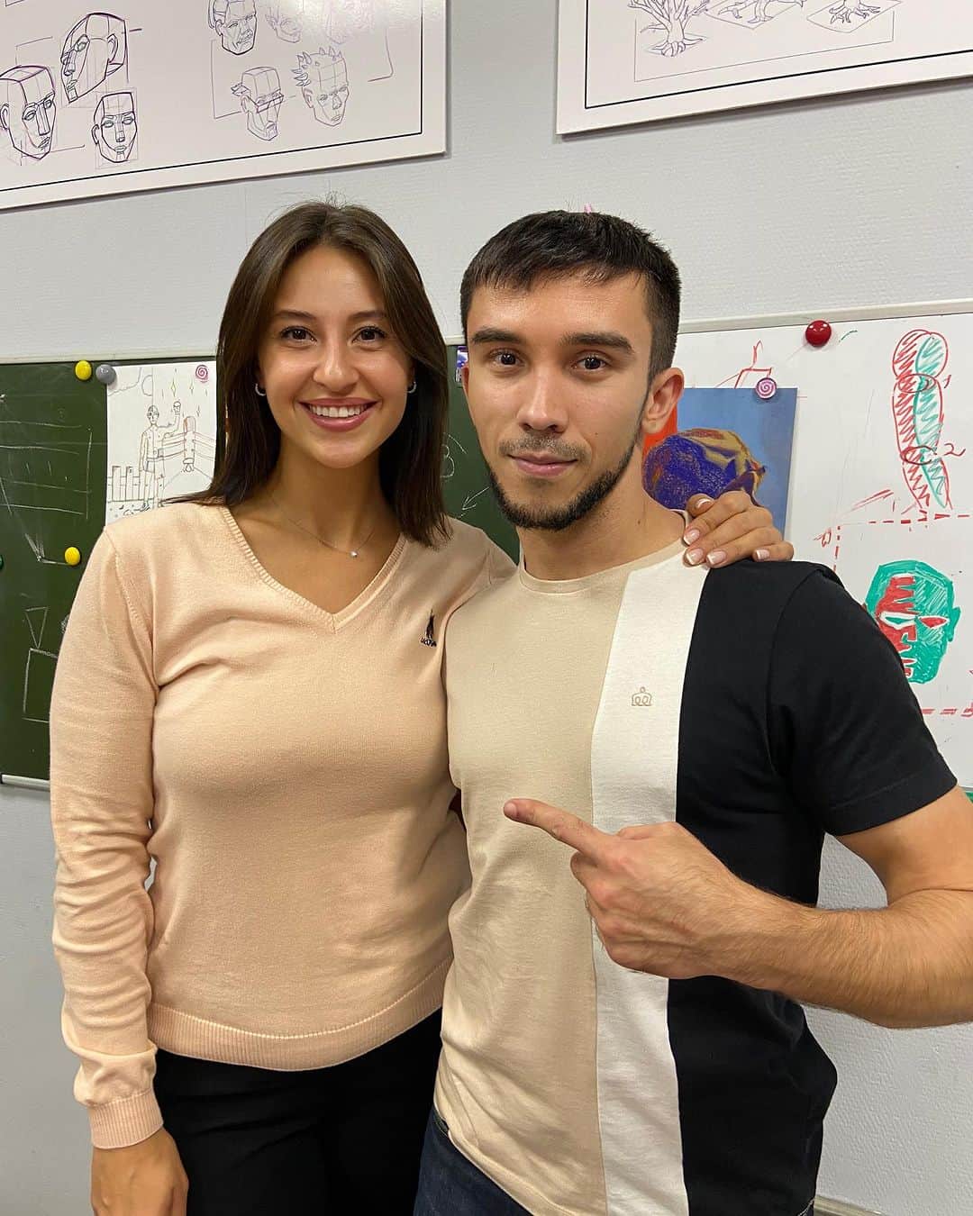 ヤナ・イグリアンのインスタグラム：「В эту пятницу у меня был прекрасный открытый урок с юными молодыми художниками!  В художественной студии "Живой карандаш✏" уделяется большое внимание всестороннему, гармоничному развитию ребёнка.  🏆Я рассказала историю становления спортсменкой, а ребята поделились своими знаниями в рисовании. И кое-что, я даже запомнила и смогла попробовать на практике !   Хочу поблагодарить Гамида @alibekov_gamid за его стремление и желание развивать детей во всех возможных сферах! Такие люди нужны нашей стране!  Если у кого-то возникнет желание приехать и попробовать себя в роли художника !!!  Адрес:  г. Долгопрудный, пл. Собина, дом 3, ДК "Вперёд"  8(925)738-02-03  Живойкарандаш.рф」