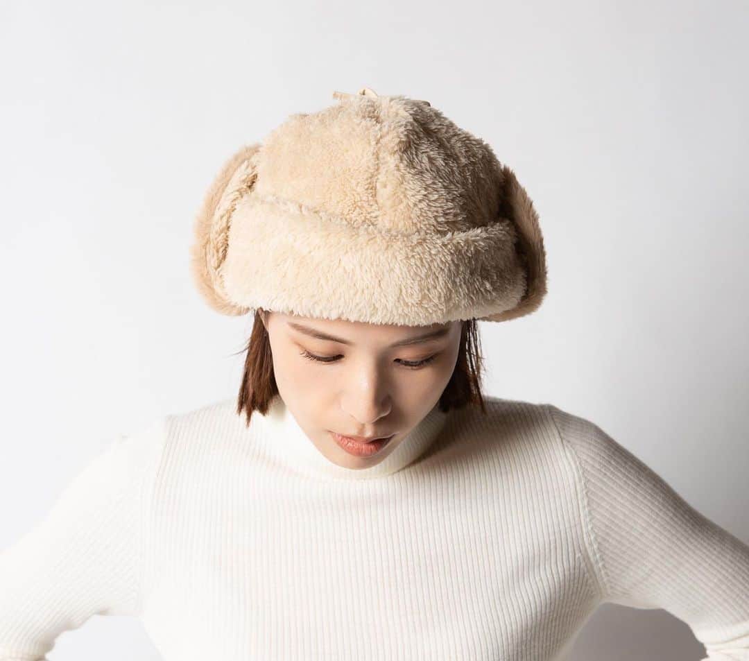 【公式】帽子専門店イチヨンプラス さんのインスタグラム写真 - (【公式】帽子専門店イチヨンプラス Instagram)「. 全体がボアになった暖かいロールキャップ。  肌触り柔らかなフリースボアは、被り心地にも優れており、保温性の高さは冬の強い味方です。 耳当てがついているので、寒さからくる頭痛も防ぐことができます☺︎  ダウンジャケットやボアジャケットなどのボリュームのあるアウターと合わせて、一気に冬らしい雰囲気に。  冬支度準備に、ぜひ店頭でお試しください♪  ▼商品名 #起毛フリース耳付きロールキャップ ▼商品コード #103400  ¥4200(税込) Color:beige,black,brown  ._______________________________________⠀⠀⠀  商品や色々なシーンに合わせた帽子コーデ、帽子にまつわるHOW TOをお届けしています♪ 最新情報はアカウントをCheck！ 👉@14plusjp . .________________________________________⠀⠀⠀ #イチヨンプラス #帽子 #帽子コーデ #アビエーター #ナイロン #防寒 #ウィンタースポーツ #冬コーデ」11月8日 18時06分 - 14plusjp