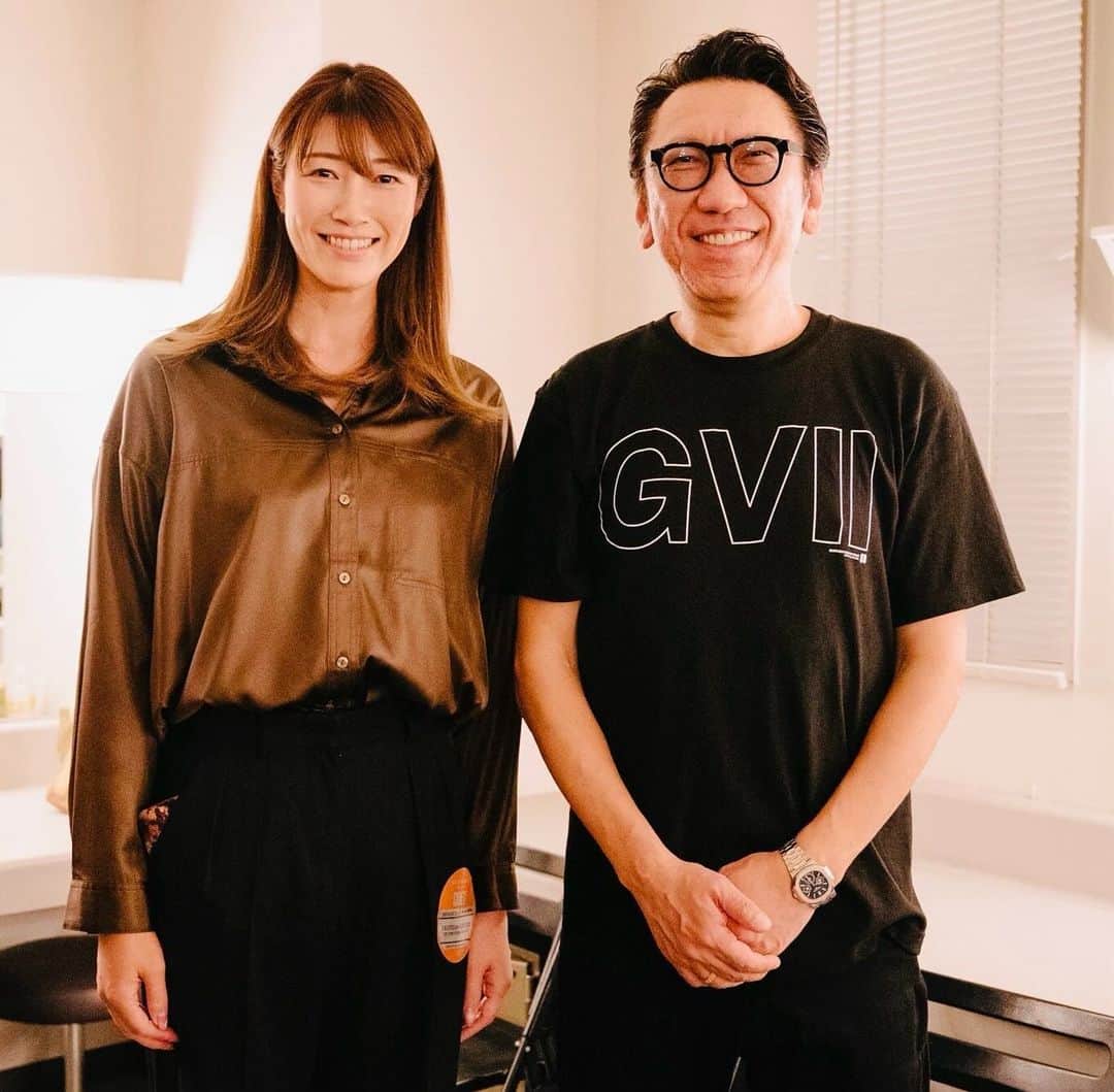 のインスタグラム：「・ 「GUITARHYTHM Ⅶ TOUR」行ってきました🔥 アルバムの中から推し曲がいっぱいあったのですが、生で聴く音は本当にやばかったです！！！ ファンの方々の熱狂ぶりとチームワークも凄かった💪  宇宙一（府中一）のロックンロールショー、最高にカッコよかったです🎸 このハードなLIVEを全国各地で何公演もされているの本当にすごい。  どうかお身体にお気を付けて、最後まで走り抜けてください✨  アンドロメダ歌えるようになりたい🪐 練習しよう🥺 ・ #布袋寅泰 さん #guitarism7」
