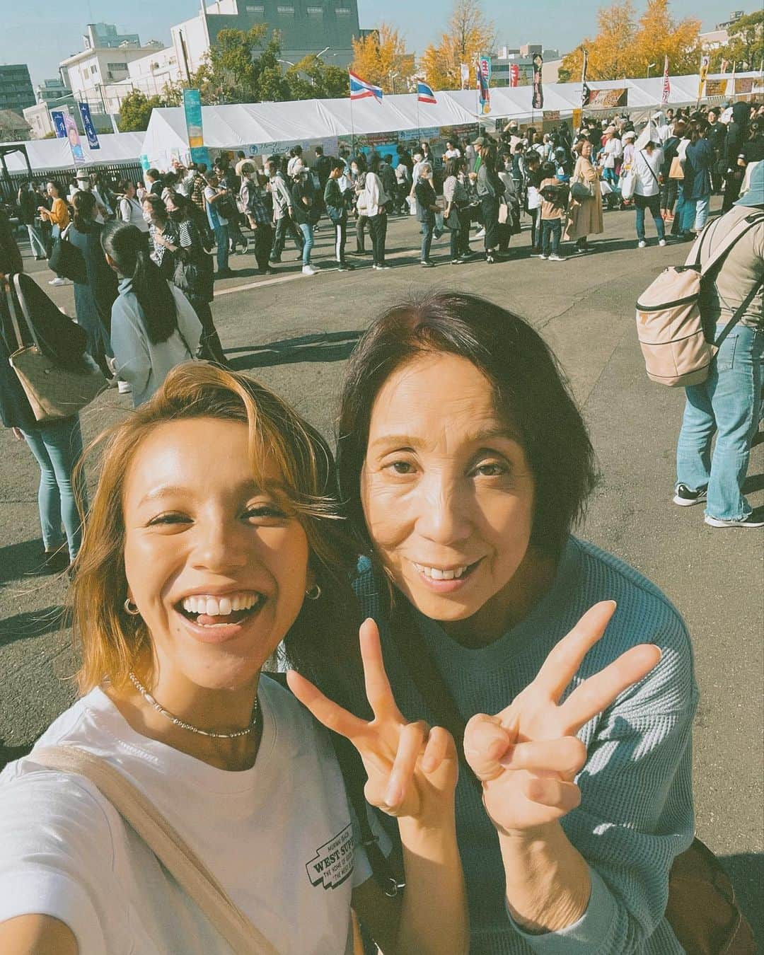 階上実穂さんのインスタグラム写真 - (階上実穂Instagram)「お母とおんなじ髪型になりました👩🏼🤍👩🏻 なんなら長女と次女も同じ髪型w  さるもロン毛になってきたから目標まであと少しだな🤣目指せ！後ろ姿オーストラリア人。笑」11月8日 18時07分 - miho_ishigami