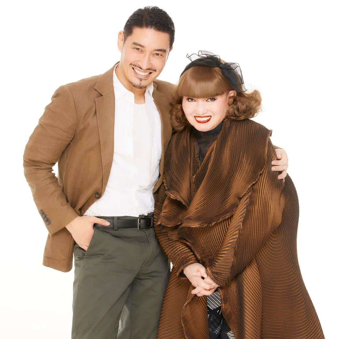 下村一喜のインスタグラム：「今日は#黒柳徹子 さんと広告の撮影を御一緒させて頂いておりました。とても楽しい時間をありがとうございます‼️お写真が仕上がりましたら、また、 こちらにもアップさせて下さいませ。  #tetsukokuroyanagi  @tetsukokuroyanagi   #下村一喜 #kazuyoshishimomura  #photographer #写真家」