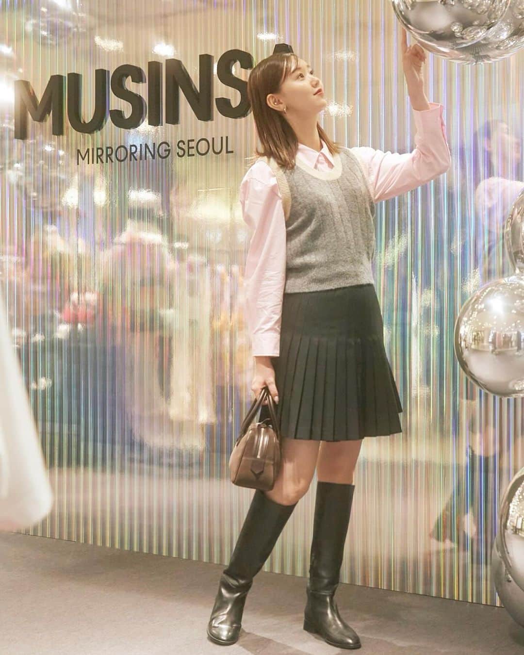 江野沢愛美さんのインスタグラム写真 - (江野沢愛美Instagram)「大阪の阪急うめだにて開催中の MUSINSAのポップアップストアに行ってきました。  韓国の人気ブランドを一度にたくさん見れるので私も楽しんできました。  お近くの方は是非足を運んでみてください☺︎  @musinsa_japan #mirroringseoul #musinsapopupstore #musinsaosaka」11月8日 18時07分 - enosawa_manami
