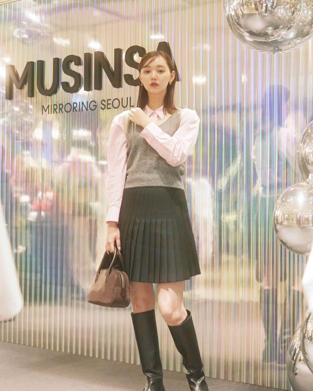 江野沢愛美さんのインスタグラム写真 - (江野沢愛美Instagram)「大阪の阪急うめだにて開催中の MUSINSAのポップアップストアに行ってきました。  韓国の人気ブランドを一度にたくさん見れるので私も楽しんできました。  お近くの方は是非足を運んでみてください☺︎  @musinsa_japan #mirroringseoul #musinsapopupstore #musinsaosaka」11月8日 18時07分 - enosawa_manami