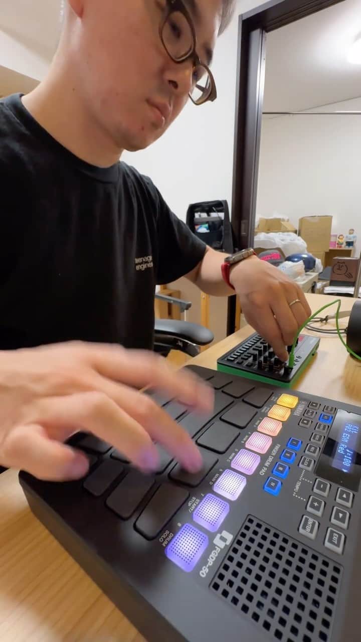 瀬戸弘司のインスタグラム：「楽しい組み合わせ YAMAHA FGDP-50と Roland AIRA Compact S-1  S-1は音がめちゃ良い、ACB音源って音いいね あとゴム製の2オクターブ鍵盤も良い 鍵盤が光るから打ち込みしやすい SH-4dも持ってるけどそっちより断然見やすい  FDGP-50はパッドレイアウトがいいね👍 叩きやすい さすがヤマハ音楽教室だね👍 フィンガードラム学校って感じ 何言ってんだか  #fgdp50 #airacompact #rolands1 #fingerdrumming」