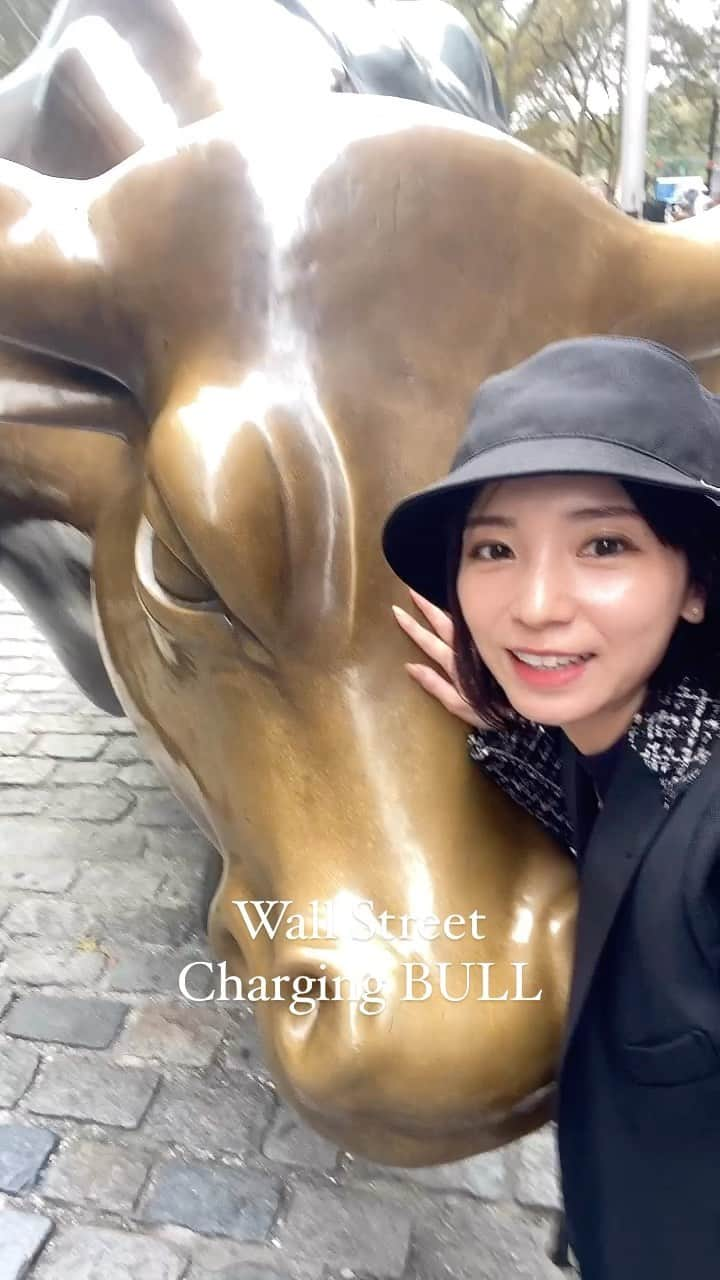 入来茉里のインスタグラム：「NY地下鉄移動 Wall Street へ 列に並んでCharging Bull 触ってきたよ！ 更にいいことありますように♡  1人で海外にいると 勇気がいるけど、全てがいい経験！  #nyc #ny #wallstreet #chargingbull #ニューヨーク #旅行 #trip #ブル」