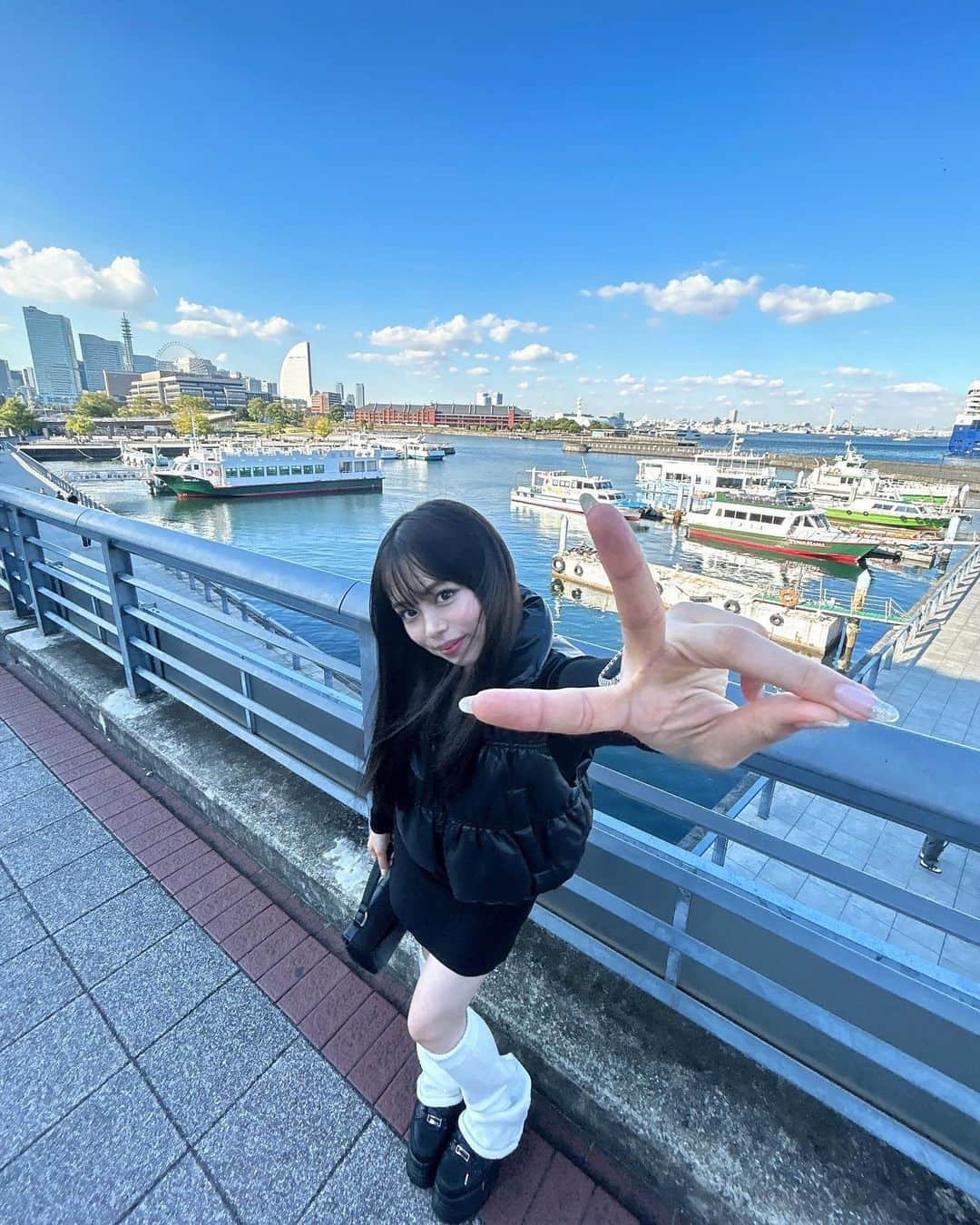 渡邉鈴音のインスタグラム：「ピーーーース✌️🖤  冬は日が沈むの早いね〜 一応冬みたいだね、寒暖差激しくて服装の調節難しい🙄  風邪ひかないようにしようね🤧」