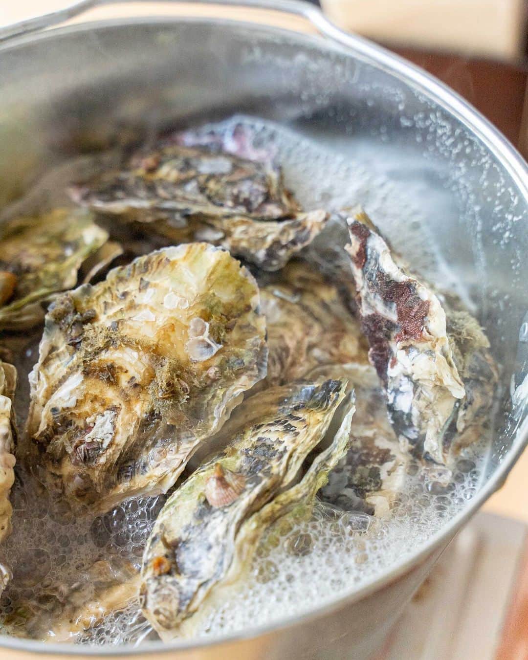 ナゴレコさんのインスタグラム写真 - (ナゴレコInstagram)「＼蒸したての牡蠣が食べ放題！？牡蠣がメインの居酒屋でいただくコスパ最強の食べ放題コース🌊💕／ ⁡ 千種駅のすぐそばに新鮮な牡蠣が気軽に食べられる海鮮系居酒屋があるのをご存知ですか？ ⁡ 三陸の漁港で獲れた牡蠣はどれも味が大きくてプリップリ✨ 今回は、そんな鮮度抜群の美味しい牡蠣を“バケツいっぱい”食べられる夢のような食べ放題コースをご紹介🥢 ⁡ そして、コース利用者限定で超お得なサービスも実施されているのだとか...とっても気になります👀 それでは、さっそく紹介していきます✊ ⁡ ⁡ 👉 @kakiya_chikusa ⁡ ⁡ 今回ご紹介するのは、地下鉄東山線・JR線 千種駅から徒歩3分ほどの場所にある海鮮系居酒屋「浜焼きdiningカキヤ 千種店」さん🏮 こちらのお店は牡蠣の産地直送を行っている、オンラインショップ「松かき」さんが手がける海鮮居酒屋🌊 ⁡ そのため、いつでも新鮮かつ品質の良い牡蠣を店内で楽しむことができるんです✨ ⁡ そんな美味しい牡蠣がバケツいっぱい食べられるなんて…。どんなコースメニューかとっても気になりますね！ ⁡ ⁡ 今回ご紹介するコースメニューはこちら。 ⁡ ⁡ 〈牡蠣の60分食べ放題コース〉1人/2,980円（税込） ・枝豆 ・牡蠣のバケツ焼き ・大粒カキフライ ・牡蠣のしぐれ巻 ⁡ ※2日前までの予約制、ご利用は2名様〜 ※「牡蠣のバケツ焼き」のみ食べ放題対象 ※別途ワンドリンクの注文必須 ※食べ残しや料理の持ち帰りはNG ⁡ ⁡ こちらのコースでは「牡蠣のバケツ焼き」が食べ放題の対象メニュー🪣✨ 牡蠣の食べ放題に加え、おつまみにピッタリの枝豆やカキフライ、しぐれ巻きまでついた、牡蠣好きにはたまらないラインナップです🥢 ⁡ ⁡ ●枝豆、しぐれ巻き ⁡ まずは、おつまみと一緒にドリンクで乾杯！ 牡蠣は甘辛く煮てあり白米との相性もバッチリ✨濃いめの味付けでついついお酒が欲しくなる一品です🍺 ⁡ ちなみにしぐれ巻きは、コース限定メニューとなっているそう！ひとくちサイズで食べやすいのもポイントです🔖 ⁡ ⁡ ●大粒カキフライ ⁡ コースの中にこういったフライ系メニューがあると、お腹もガッツリ満たせていいですよね◎ 牡蠣は、プリッとした身が特徴的な広島県産のものを使用✨ ⁡ 衣のサクサク感と牡蠣の柔らかな食感も食べていて楽しいです🥢 お好みでレモンやタルタルソースとともに召し上がれ◎ ⁡ ⁡ ●牡蠣のバケツ焼き ⁡ バケツ缶で10分ほど蒸してフタを開けると...バケツいっぱいに盛られた蒸し牡蠣が登場✨ 蒸したての牡蠣はどれも身がプリップリ💕 ⁡ 蒸すと少し縮んでしまうのですが、それでもなおこのサイズ感なので驚きです。 お好みで牡蠣醬油や辛味の強いスリラチャなどをかけて食べるのもオススメですよ✊ ⁡ ⁡ ●生牡蠣 1個/290円（税込） ※食べ放題コース利用者のみ半額 145円（税込）で注文可能◎ ⁡ 食べ放題コース利用者限定で、産地直送の生牡蠣がなんと半額でいただくことができるんです👛✨ 牡蠣は手のひらほどのサイズ感！ミルキーで濃厚な味わいがたまらない💕 ⁡ こんなに大ぶりの新鮮な生牡蠣が150円以下で食べられるのは食べ放題コース利用者だけの特権！この機会にぜひ生牡蠣も食べてみてくださいね🥢 ⁡ ⁡ ⁡ ／ コース利用なし、単品注文のお客さまを対象としたお得なサービス実施中✨ お店のインスタグラムをフォローして、さらにお得に楽しもう！ ＼ ⁡ ⁡ ⁡ さらに「浜焼きdiningカキヤ 千種店」さんでは、食べ放題コースの利用者以外のお客様を対象に、お店のインスタグラムをフォローするとさらにお得に楽しめるサービスが…📱✨ ⁡ お店のインスタグラムをフォローして、メンションをつけて投稿すると、牡蠣1キロ、600グラム、バケツ焼きのいずれか1品を980円で注文できます◎ ⁡ インスタグラムを利用している方は、ぜひこちらも利用してみてください👌 （※食べ放題コース利用者は対象外のサービスとなります） ⁡ ⁡ ⁡ ／ クオリティとボリュームに大満足💯牡蠣がメインの海鮮系居酒屋で絶品牡蠣メニューを楽しもう✨ ＼ ⁡ ⁡ ⁡ 食べ放題の牡蠣のバケツ焼きをはじめ、どのメニューもクオリティー、ボリュームともに大満足✨ さらにお得に牡蠣が楽しめるサービスも実施されているので、何度でも足を運びたくなります🏃‍♂️ ⁡ みなさんもぜひ「浜焼きdiningカキヤ 千種店」さんで、美味しい牡蠣メニューを楽しんでみてくださいね🙌 ⁡ ⁡ #ナゴレコ で、あなたの投稿をリポスト！ webサイト「ナゴレコ」もチェックしてね👀 ⁡ ‥‥‥‥‥‥‥‥‥‥‥‥‥‥‥‥ PR #浜焼きdiningカキヤ千種店 #松かき  ⁡ ⁡」11月8日 18時10分 - nagoya_food