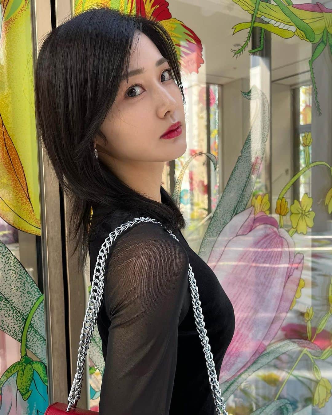 宮藤あどねさんのインスタグラム写真 - (宮藤あどねInstagram)「コーヒー小麦粉白砂糖をやめたら、無加工でこれだけ肌が治ったよ！肌荒れに悩んでる子やってみてね😊🔥  今年は実は心身ともにとても体調とバランスを崩してしまって…色々な健康法をすごく試していました。自分にはカフェインの相性があまり良くなかったみたいです。知らずに10年以上、飲み続けて、気づけば自分は強烈なカフェイン依存性でした。勿論コーヒーは大好きで一生辞める事はありませんが…  今では、コーヒーは毎日ではなくて週に1回程度で過ごせるようになりました。不安症がへり、ダルさがなくなりました。ダルいからカフェインを飲んでいたのですが、コーヒー飲むからダルかったんですね…  カフェインの相性の悪さに気づいたきっかけだったのがファスティングとジョコビッチ選手のグルテンフリーに関する食のインタビューでした。遅延性アレルギーと言う言葉も初めて知りました。  足す美容に私達は囚われがちですが、辞める美容の圧倒的なコストパフォーマンスの良さ。準備食と回復食の一部を貼っておきますね。まだまだファスティングは初心者なので生暖かく見守ってください🙏  そして11月19日は修斗後楽園大会是非生の格闘技に触れてみて欲しいです。新井丈選手vs山内渡選手と電撃出場を決めた宇野薫選手の試合が楽しみ過ぎる…しインフィニティリーグの接戦ぷりもすごいし…🥹🔥見逃せないカードばかりだし、修斗ファンの方々は絶対嬉しいよね？カードの組み合わせのセンスの良さよ…   @shooto_sustain  ・  ・  ・ #ファスティング #ファスティングダイエット #ファスティング3日間チャレンジ #回復食 #準備食 #健康になりたい #断食 #断食ダイエット #健康美 #グルテンフリー #白砂糖不使用 #白砂糖 #ビーガン #ビーガンレシピ #美容 #美しくなりたい #玄米 #酵素 #美肌 #ニキビ改善 #肌質改善 #肌トラブル #美肌になりたい #美白 #遅延性アレルギー #アレルギー #小麦粉不使用」11月8日 18時22分 - adochan121212