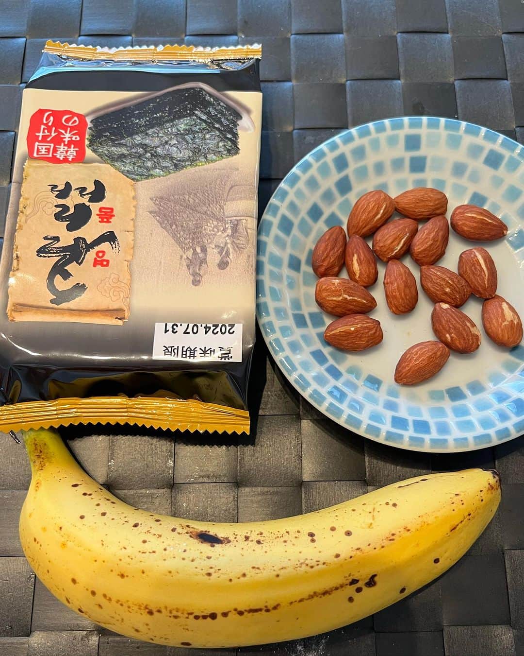 宮藤あどねさんのインスタグラム写真 - (宮藤あどねInstagram)「コーヒー小麦粉白砂糖をやめたら、無加工でこれだけ肌が治ったよ！肌荒れに悩んでる子やってみてね😊🔥  今年は実は心身ともにとても体調とバランスを崩してしまって…色々な健康法をすごく試していました。自分にはカフェインの相性があまり良くなかったみたいです。知らずに10年以上、飲み続けて、気づけば自分は強烈なカフェイン依存性でした。勿論コーヒーは大好きで一生辞める事はありませんが…  今では、コーヒーは毎日ではなくて週に1回程度で過ごせるようになりました。不安症がへり、ダルさがなくなりました。ダルいからカフェインを飲んでいたのですが、コーヒー飲むからダルかったんですね…  カフェインの相性の悪さに気づいたきっかけだったのがファスティングとジョコビッチ選手のグルテンフリーに関する食のインタビューでした。遅延性アレルギーと言う言葉も初めて知りました。  足す美容に私達は囚われがちですが、辞める美容の圧倒的なコストパフォーマンスの良さ。準備食と回復食の一部を貼っておきますね。まだまだファスティングは初心者なので生暖かく見守ってください🙏  そして11月19日は修斗後楽園大会是非生の格闘技に触れてみて欲しいです。新井丈選手vs山内渡選手と電撃出場を決めた宇野薫選手の試合が楽しみ過ぎる…しインフィニティリーグの接戦ぷりもすごいし…🥹🔥見逃せないカードばかりだし、修斗ファンの方々は絶対嬉しいよね？カードの組み合わせのセンスの良さよ…   @shooto_sustain  ・  ・  ・ #ファスティング #ファスティングダイエット #ファスティング3日間チャレンジ #回復食 #準備食 #健康になりたい #断食 #断食ダイエット #健康美 #グルテンフリー #白砂糖不使用 #白砂糖 #ビーガン #ビーガンレシピ #美容 #美しくなりたい #玄米 #酵素 #美肌 #ニキビ改善 #肌質改善 #肌トラブル #美肌になりたい #美白 #遅延性アレルギー #アレルギー #小麦粉不使用」11月8日 18時22分 - adochan121212