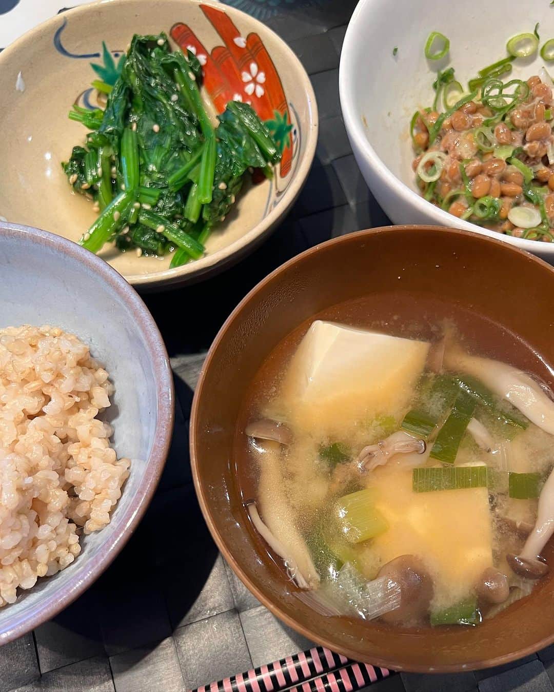 宮藤あどねさんのインスタグラム写真 - (宮藤あどねInstagram)「コーヒー小麦粉白砂糖をやめたら、無加工でこれだけ肌が治ったよ！肌荒れに悩んでる子やってみてね😊🔥  今年は実は心身ともにとても体調とバランスを崩してしまって…色々な健康法をすごく試していました。自分にはカフェインの相性があまり良くなかったみたいです。知らずに10年以上、飲み続けて、気づけば自分は強烈なカフェイン依存性でした。勿論コーヒーは大好きで一生辞める事はありませんが…  今では、コーヒーは毎日ではなくて週に1回程度で過ごせるようになりました。不安症がへり、ダルさがなくなりました。ダルいからカフェインを飲んでいたのですが、コーヒー飲むからダルかったんですね…  カフェインの相性の悪さに気づいたきっかけだったのがファスティングとジョコビッチ選手のグルテンフリーに関する食のインタビューでした。遅延性アレルギーと言う言葉も初めて知りました。  足す美容に私達は囚われがちですが、辞める美容の圧倒的なコストパフォーマンスの良さ。準備食と回復食の一部を貼っておきますね。まだまだファスティングは初心者なので生暖かく見守ってください🙏  そして11月19日は修斗後楽園大会是非生の格闘技に触れてみて欲しいです。新井丈選手vs山内渡選手と電撃出場を決めた宇野薫選手の試合が楽しみ過ぎる…しインフィニティリーグの接戦ぷりもすごいし…🥹🔥見逃せないカードばかりだし、修斗ファンの方々は絶対嬉しいよね？カードの組み合わせのセンスの良さよ…   @shooto_sustain  ・  ・  ・ #ファスティング #ファスティングダイエット #ファスティング3日間チャレンジ #回復食 #準備食 #健康になりたい #断食 #断食ダイエット #健康美 #グルテンフリー #白砂糖不使用 #白砂糖 #ビーガン #ビーガンレシピ #美容 #美しくなりたい #玄米 #酵素 #美肌 #ニキビ改善 #肌質改善 #肌トラブル #美肌になりたい #美白 #遅延性アレルギー #アレルギー #小麦粉不使用」11月8日 18時22分 - adochan121212
