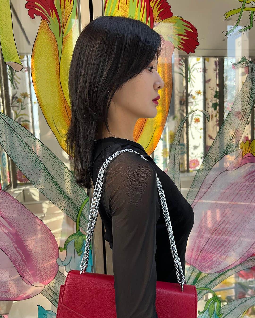 宮藤あどねさんのインスタグラム写真 - (宮藤あどねInstagram)「コーヒー小麦粉白砂糖をやめたら、無加工でこれだけ肌が治ったよ！肌荒れに悩んでる子やってみてね😊🔥  今年は実は心身ともにとても体調とバランスを崩してしまって…色々な健康法をすごく試していました。自分にはカフェインの相性があまり良くなかったみたいです。知らずに10年以上、飲み続けて、気づけば自分は強烈なカフェイン依存性でした。勿論コーヒーは大好きで一生辞める事はありませんが…  今では、コーヒーは毎日ではなくて週に1回程度で過ごせるようになりました。不安症がへり、ダルさがなくなりました。ダルいからカフェインを飲んでいたのですが、コーヒー飲むからダルかったんですね…  カフェインの相性の悪さに気づいたきっかけだったのがファスティングとジョコビッチ選手のグルテンフリーに関する食のインタビューでした。遅延性アレルギーと言う言葉も初めて知りました。  足す美容に私達は囚われがちですが、辞める美容の圧倒的なコストパフォーマンスの良さ。準備食と回復食の一部を貼っておきますね。まだまだファスティングは初心者なので生暖かく見守ってください🙏  そして11月19日は修斗後楽園大会是非生の格闘技に触れてみて欲しいです。新井丈選手vs山内渡選手と電撃出場を決めた宇野薫選手の試合が楽しみ過ぎる…しインフィニティリーグの接戦ぷりもすごいし…🥹🔥見逃せないカードばかりだし、修斗ファンの方々は絶対嬉しいよね？カードの組み合わせのセンスの良さよ…   @shooto_sustain  ・  ・  ・ #ファスティング #ファスティングダイエット #ファスティング3日間チャレンジ #回復食 #準備食 #健康になりたい #断食 #断食ダイエット #健康美 #グルテンフリー #白砂糖不使用 #白砂糖 #ビーガン #ビーガンレシピ #美容 #美しくなりたい #玄米 #酵素 #美肌 #ニキビ改善 #肌質改善 #肌トラブル #美肌になりたい #美白 #遅延性アレルギー #アレルギー #小麦粉不使用」11月8日 18時22分 - adochan121212