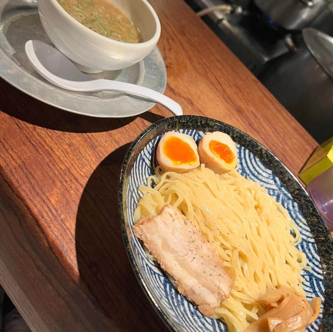 加藤未唯さんのインスタグラム写真 - (加藤未唯Instagram)「鹿児島総集編⛳️🍣🍜🌸🗻  1.9桜島をバックに2年ぶりのゴルフでやっとこさのパー4️⃣ 2.3開店前から並び、45分待った念願の美鶴の鰻は最高でした🤤🤍 4.5お寿司もいいけど、奥の銀杏が好み。ビールと合う合う🍻からのつけ麺 6.秋といえばコスモス～かわいかった💕 7.食べ飲み温泉に癒された😌 8. @l4k3style_japan の旅行バック👜  #鹿児島 #桜島 #温泉 #美鶴 #癒し」11月8日 18時22分 - miyukato1121