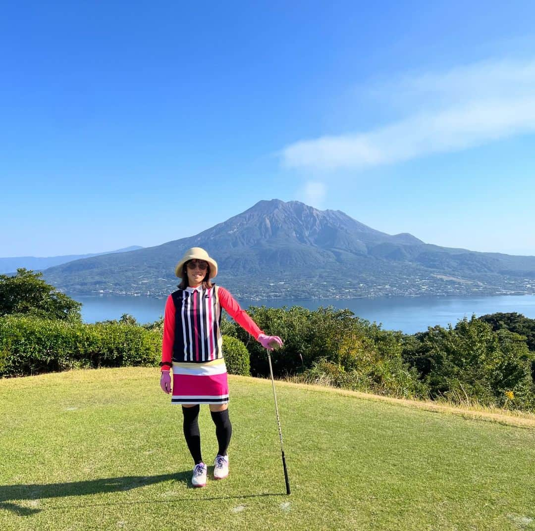 加藤未唯のインスタグラム：「鹿児島総集編⛳️🍣🍜🌸🗻  1.9桜島をバックに2年ぶりのゴルフでやっとこさのパー4️⃣ 2.3開店前から並び、45分待った念願の美鶴の鰻は最高でした🤤🤍 4.5お寿司もいいけど、奥の銀杏が好み。ビールと合う合う🍻からのつけ麺 6.秋といえばコスモス～かわいかった💕 7.食べ飲み温泉に癒された😌 8. @l4k3style_japan の旅行バック👜  #鹿児島 #桜島 #温泉 #美鶴 #癒し」