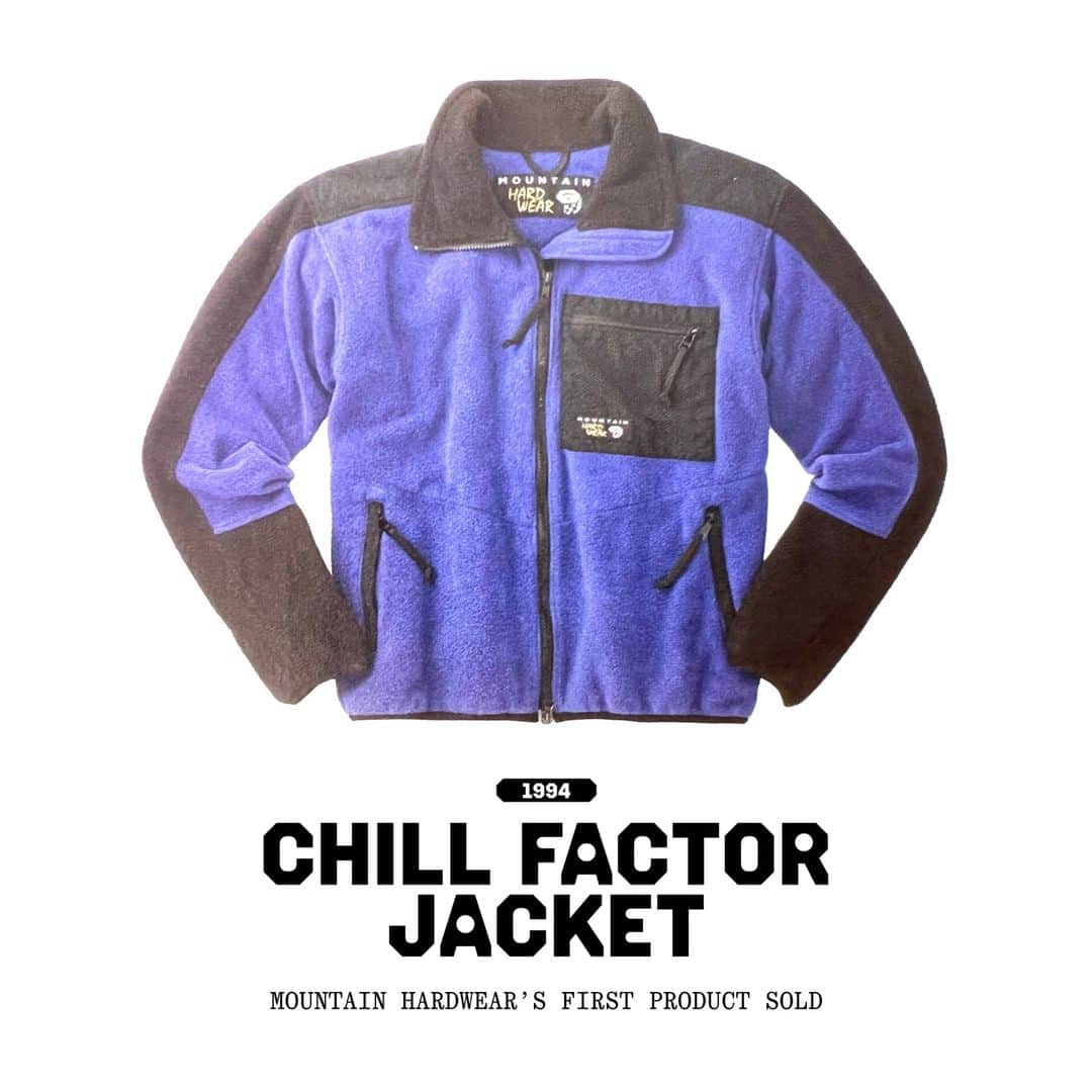 マウンテンハードウェア公式のインスタグラム：「・ ブランド創設後、最初のプロダクトの1つ、「CHILL FACTOR JACKET」   独特の黒色のブロッキング胸ポケットが特徴で、保温性だけでなく通気性にも優れていたこちらのフリースは、アウトドアシーンで重宝されていました。 当時のデザイナー”イングリッド・ハーシュバーガー”のシグネチャーモデルでもあり、今でもその製品開発の概念は変わらず受け継がれています。  その当時のデザインを再現し、現在の生地やテクノロジーを取り入れた復刻コレクション「Reissue 」が今秋誕生しました。 ダウンやシェルを始め、ブランド30周年を記念したアイテムをラインナップしてますので、詳しくはプロフィールのURLからチェックしてみてください✅  #SeekWilderPaths  #MountainHardwearSince1993  #Reissue」