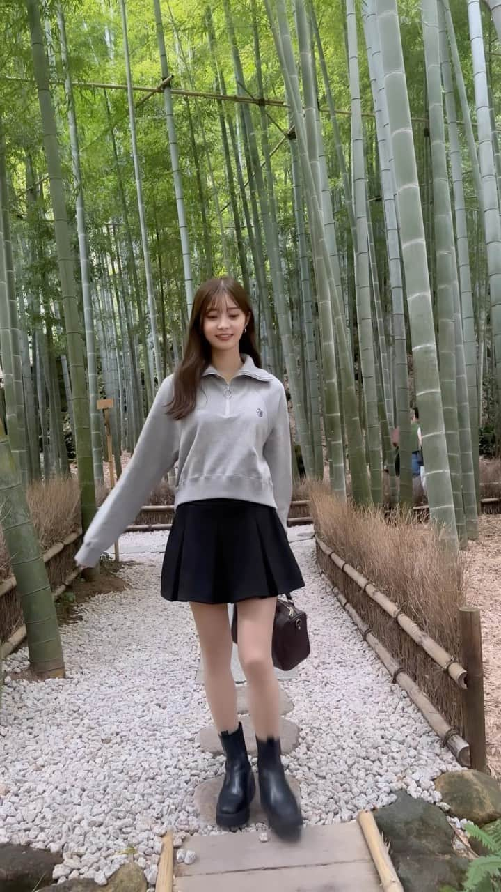 松川星のインスタグラム：「1日歩き回って楽しかった日🦕🌿‬ tops @lily_brown_official  skirt @lipservice_official  bag @randeboo_official」