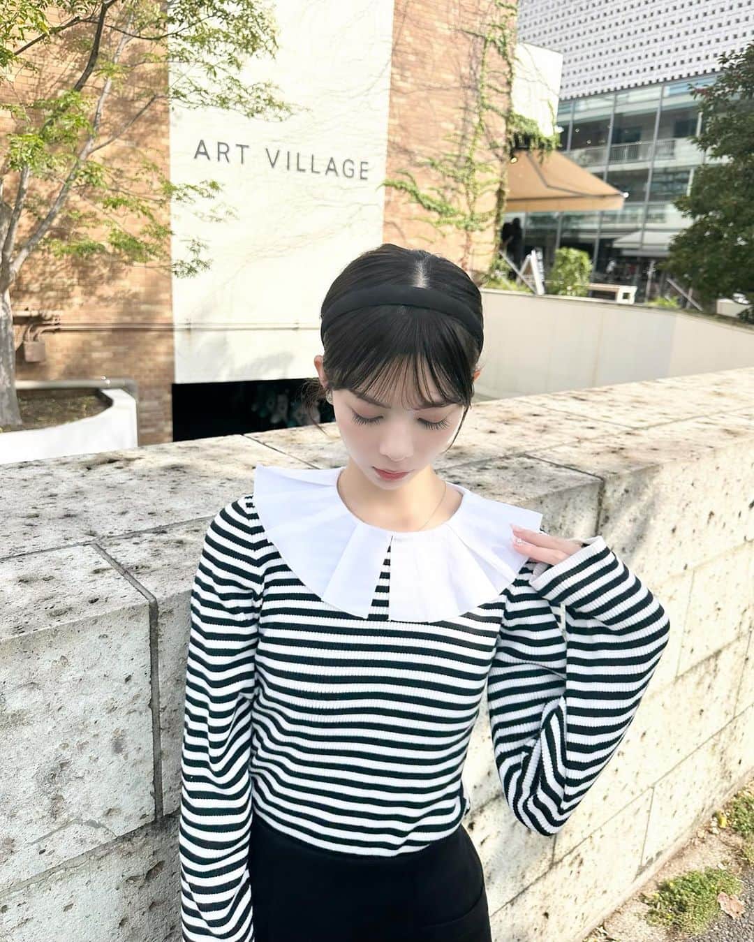 大薮未来のインスタグラム：「首元のフリルが特徴のボーダートップス✨ 肌触りも良く、着心地も良い〜！♡  久しぶりにお団子ヘアーをしてみました〜！！  #HOCHI #ボーダートップス #お団子ヘア」